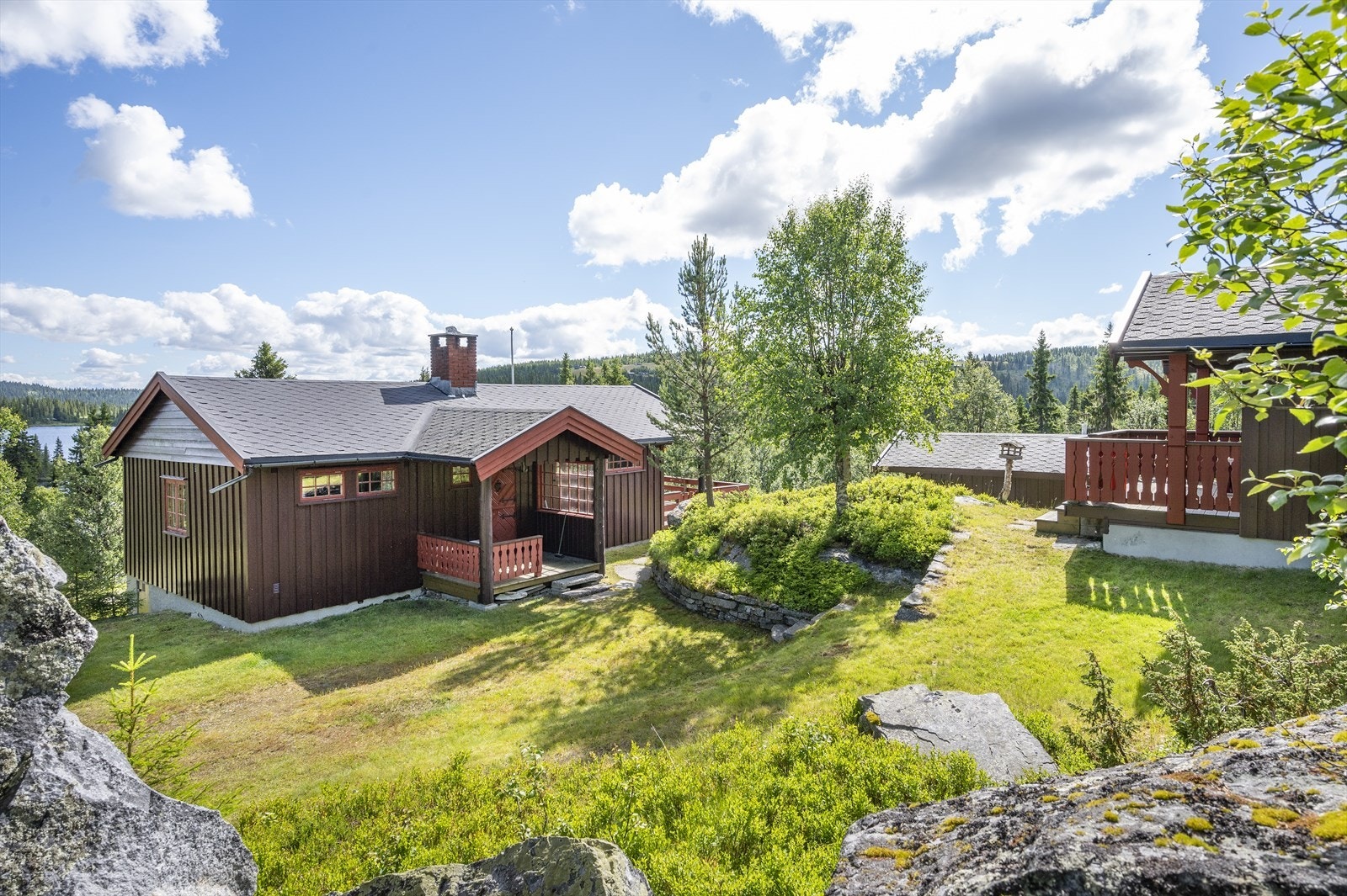Eiendommen har en svært fin naturtomt, som er dels opparbeidet med steinmurer og -stier. Galleribilde