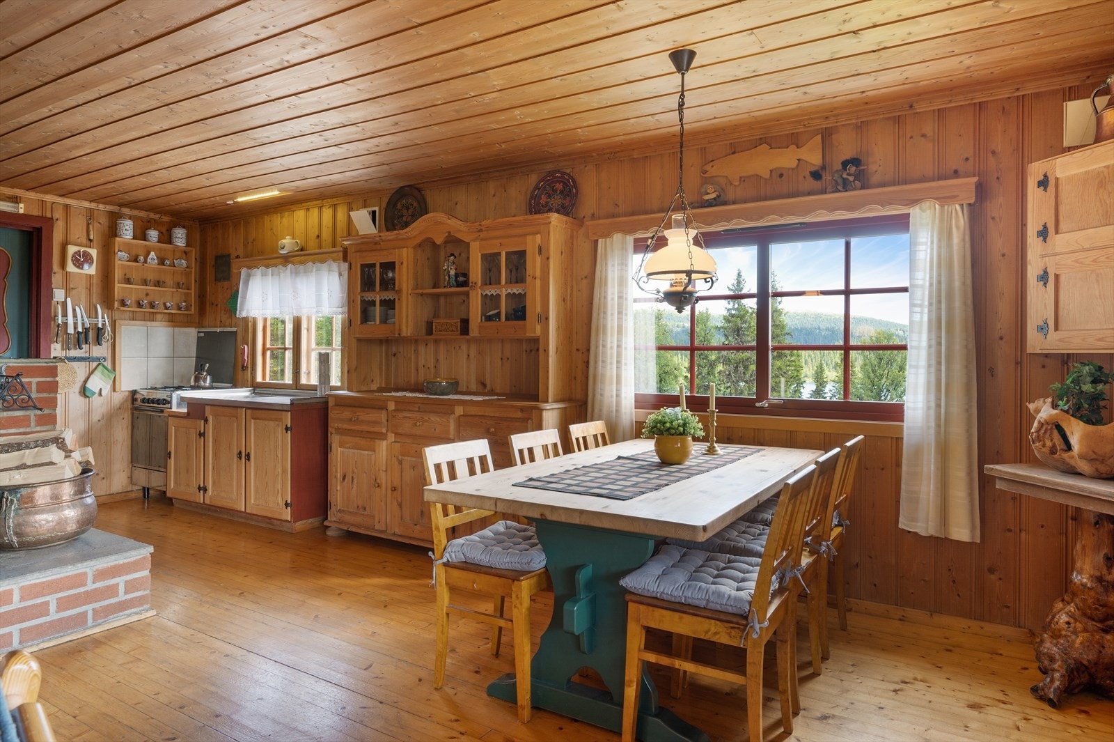 Fra stua er det åpen løsning til kjøkkenet. Galleribilde