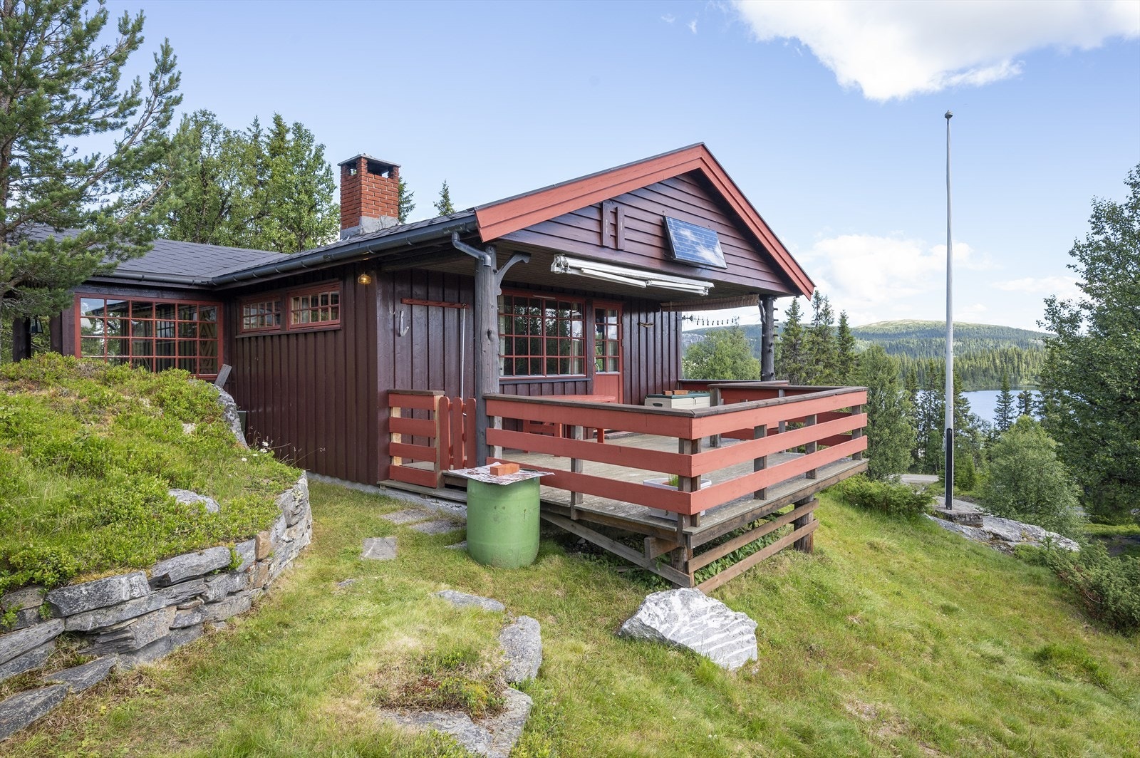 Delvis overbygget veranda og med utsikt til fjellvatnet Hattsto. Galleribilde