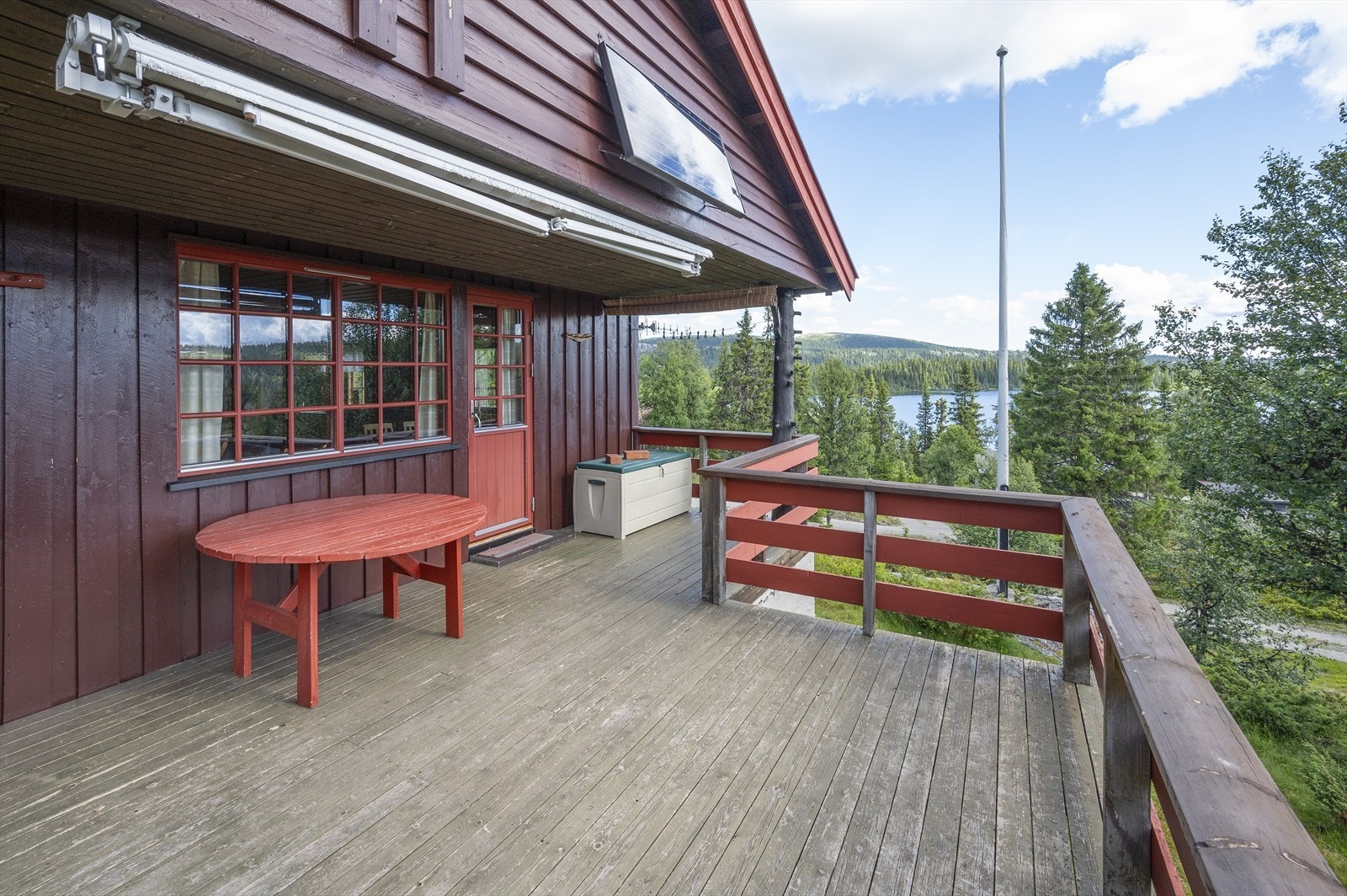 På hovedhytta er det en stor veranda, med god plass til utemøblement. Galleribilde