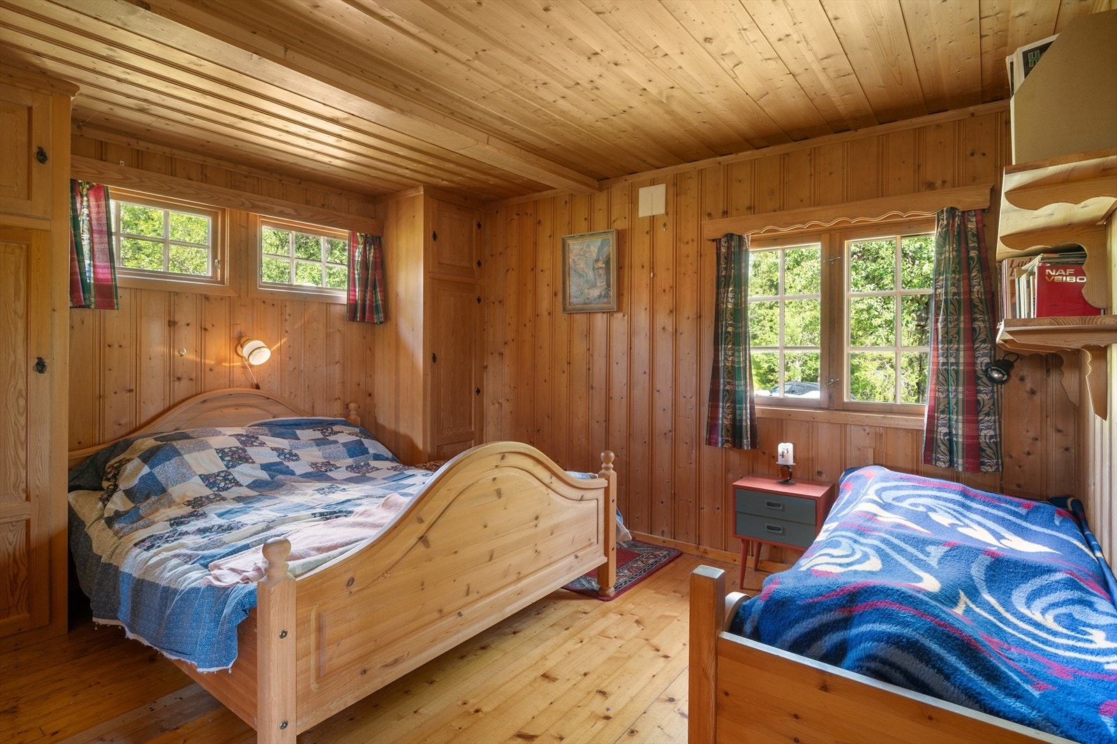 Ett av to soverom i hovedhytta. God plass til flere sengeplasser. Galleribilde
