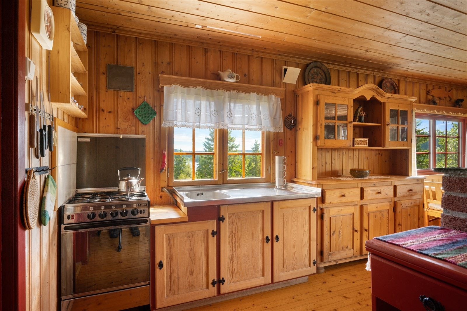 Kjøkkenet har hyttestandard, med god plass. Galleribilde