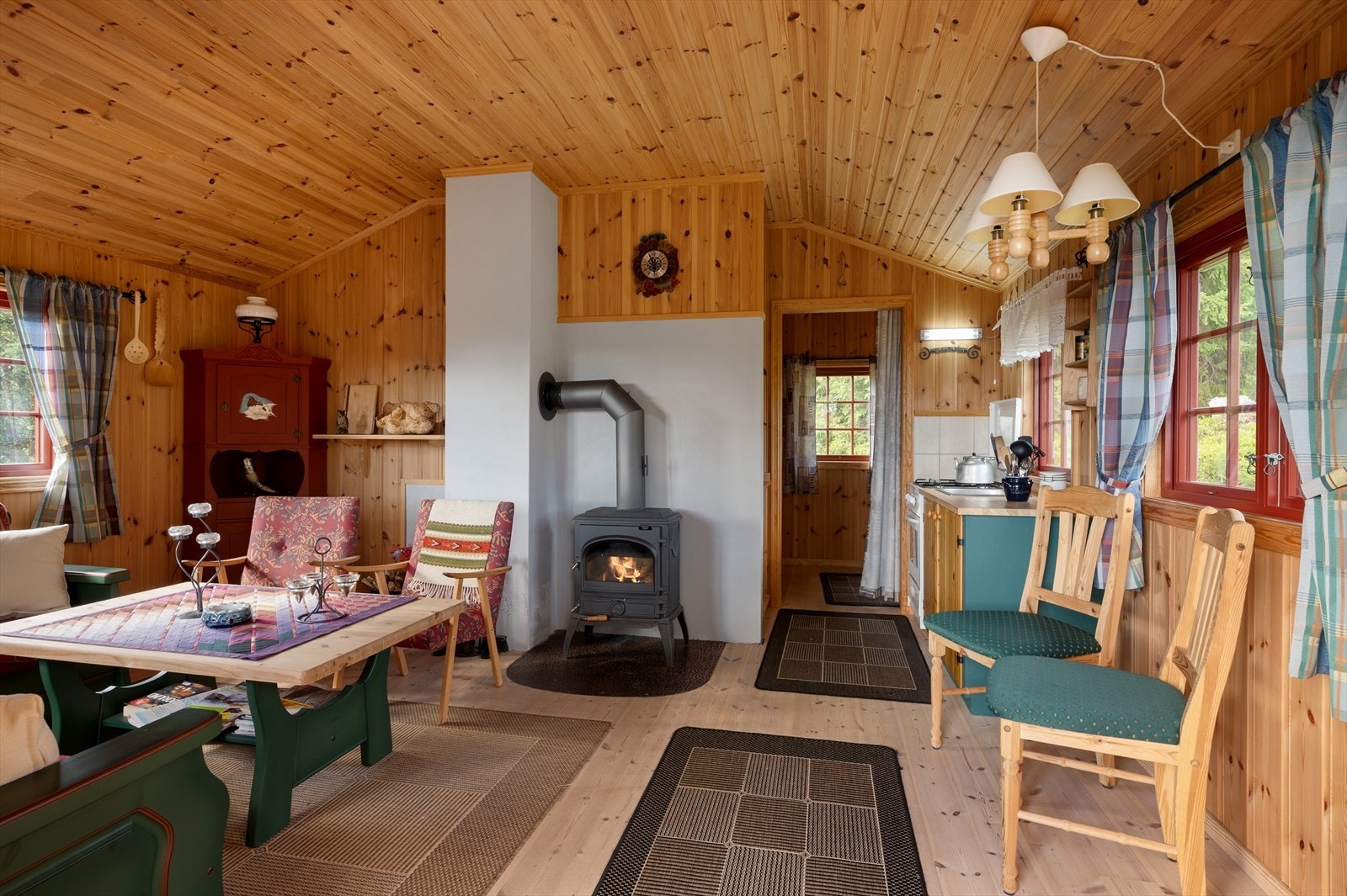 Det er stue, kjøkken, soverom og hyttebad i dette annekset. Galleribilde