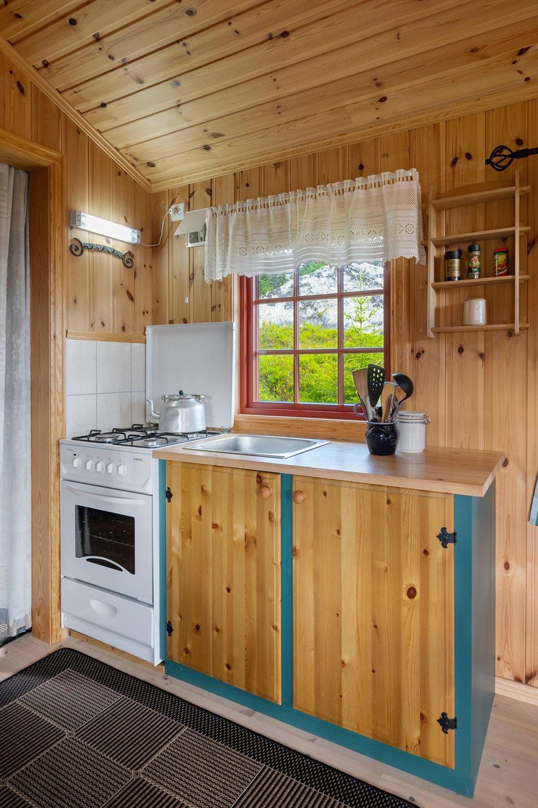 Det er mulighet for å ha komfyr her på kjøkkenet. Galleribilde