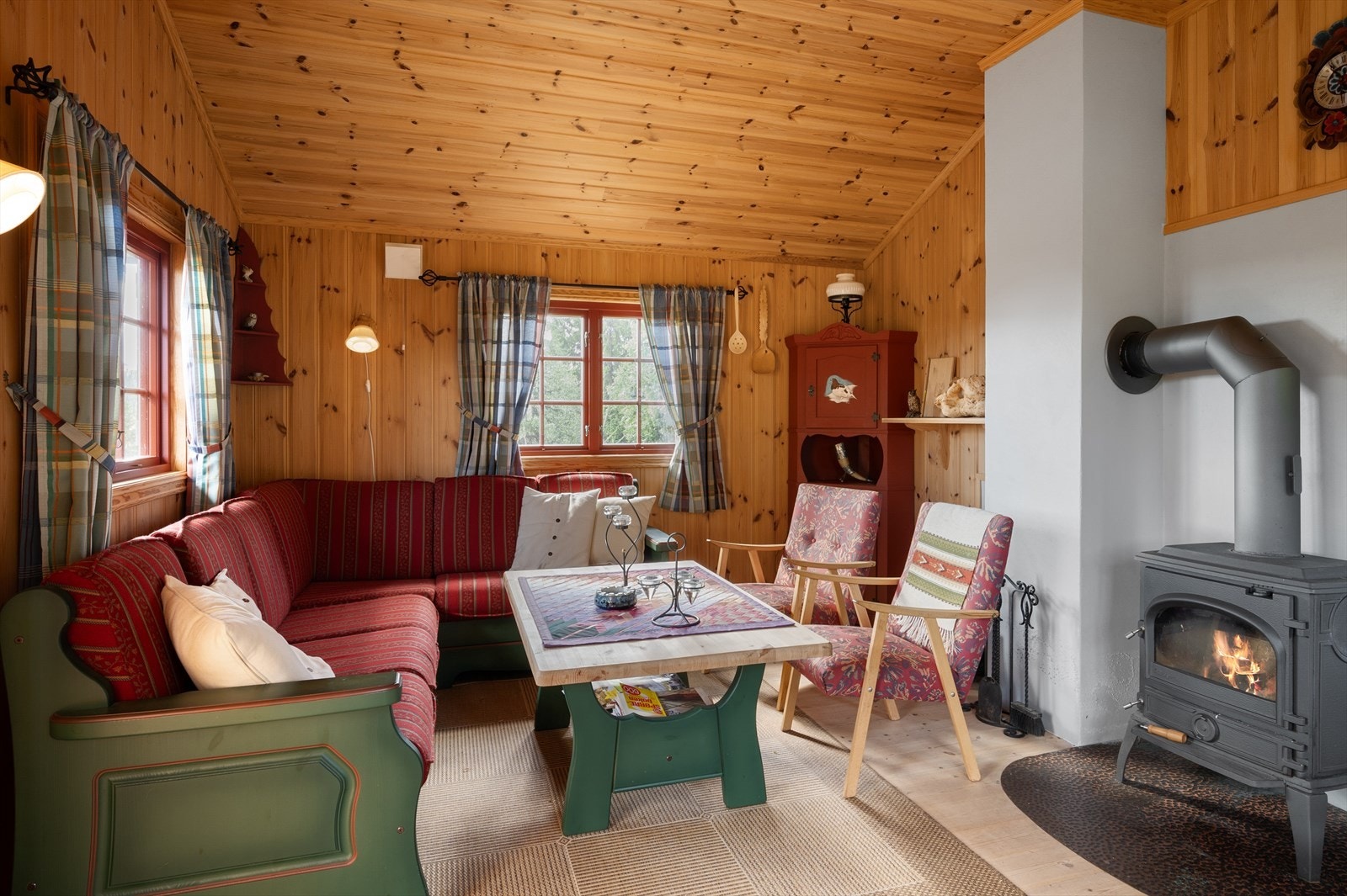 Her har man en koselig stue, med en god og varmende vedovn. Galleribilde