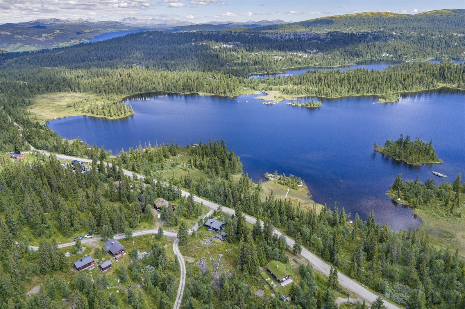 Eiendommen ligger like ved fjellvatnet Hattstod. Muligheter for både fisking og bading. Galleribilde