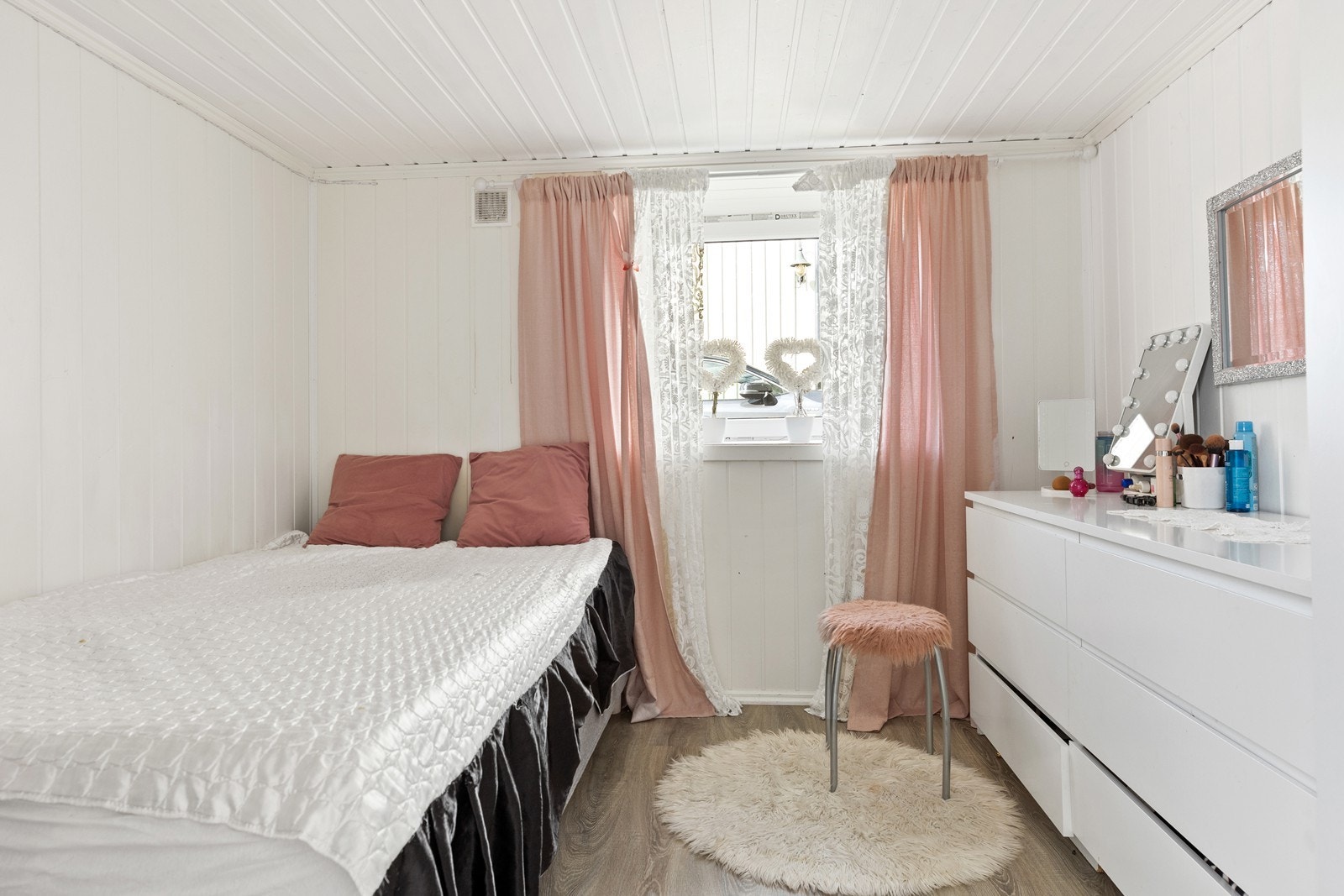 Bod innredet som soverom (ikke byggesøkt eller godkjent til varig opphold) Galleribilde