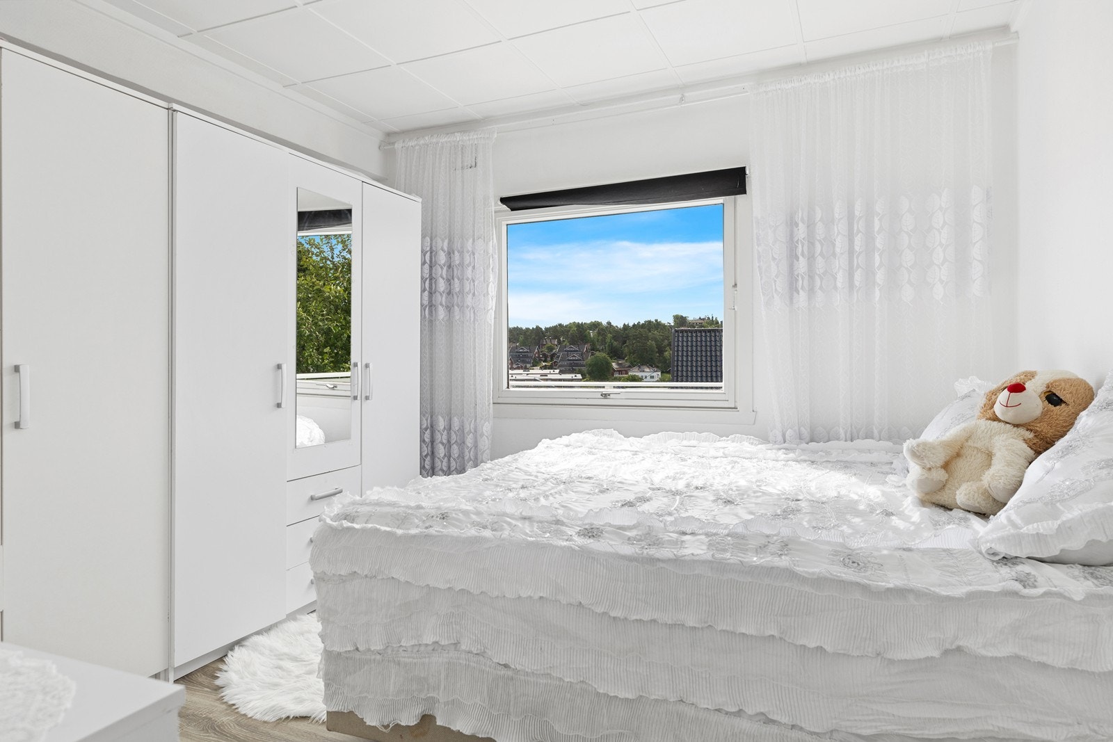 Romslig soverom med garderobeskap Galleribilde