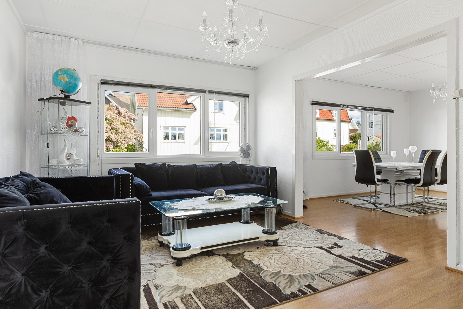 Romslig stue og spisestue i åpen løsning Galleribilde