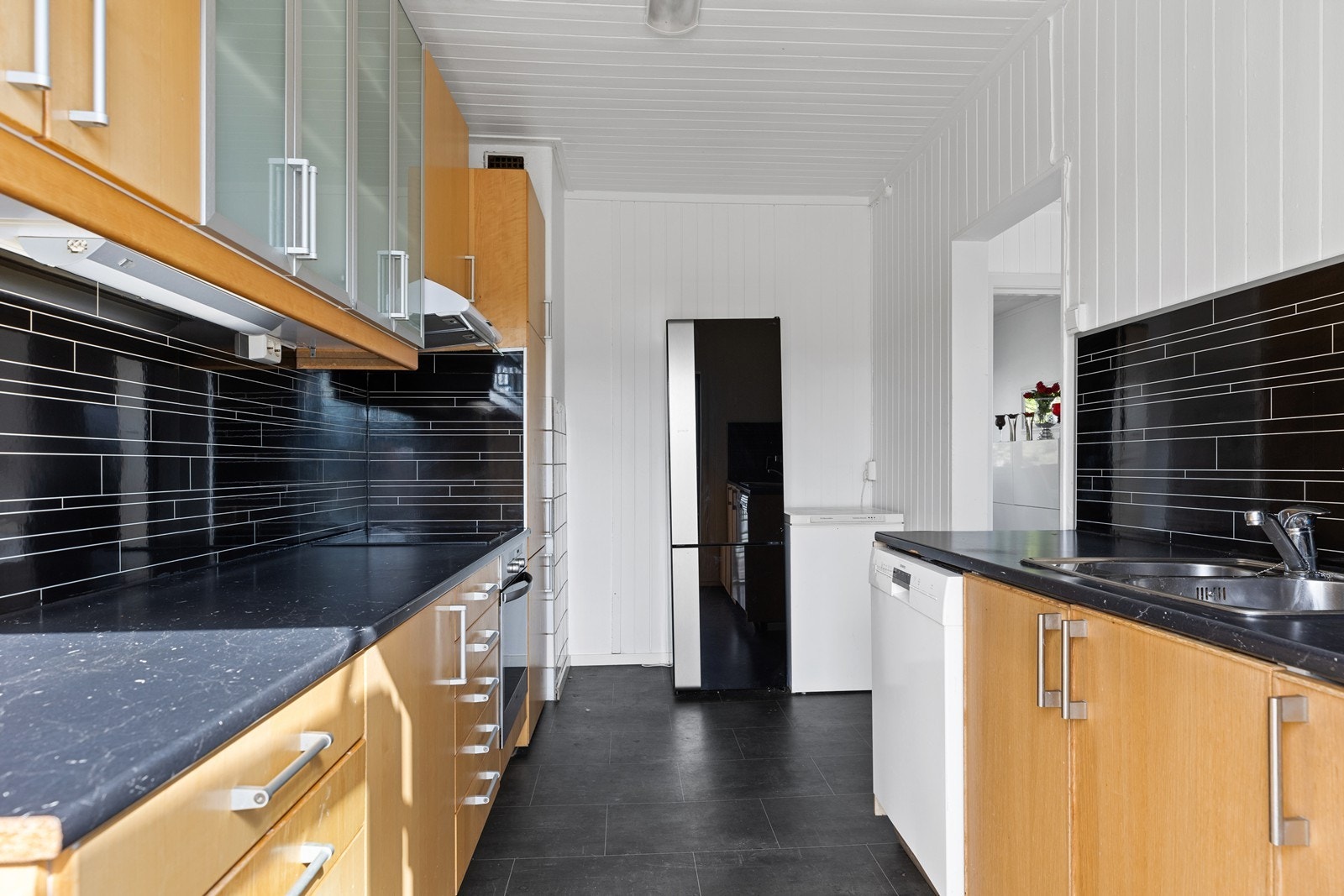 Laminat benkeplate med nedfelt vask-og skyllekum Galleribilde