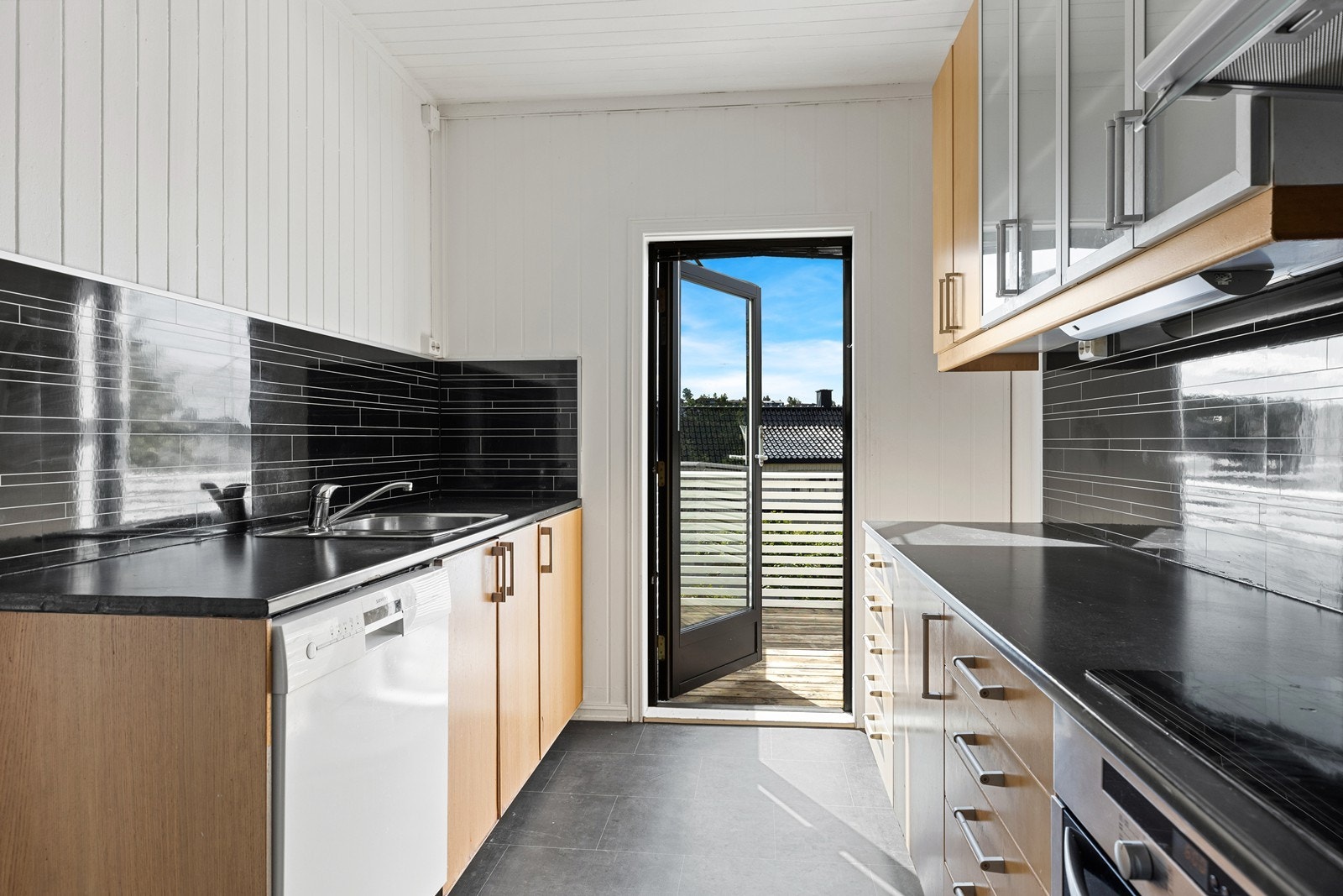 Fra kjøkkenet er det utgang til balkong Galleribilde