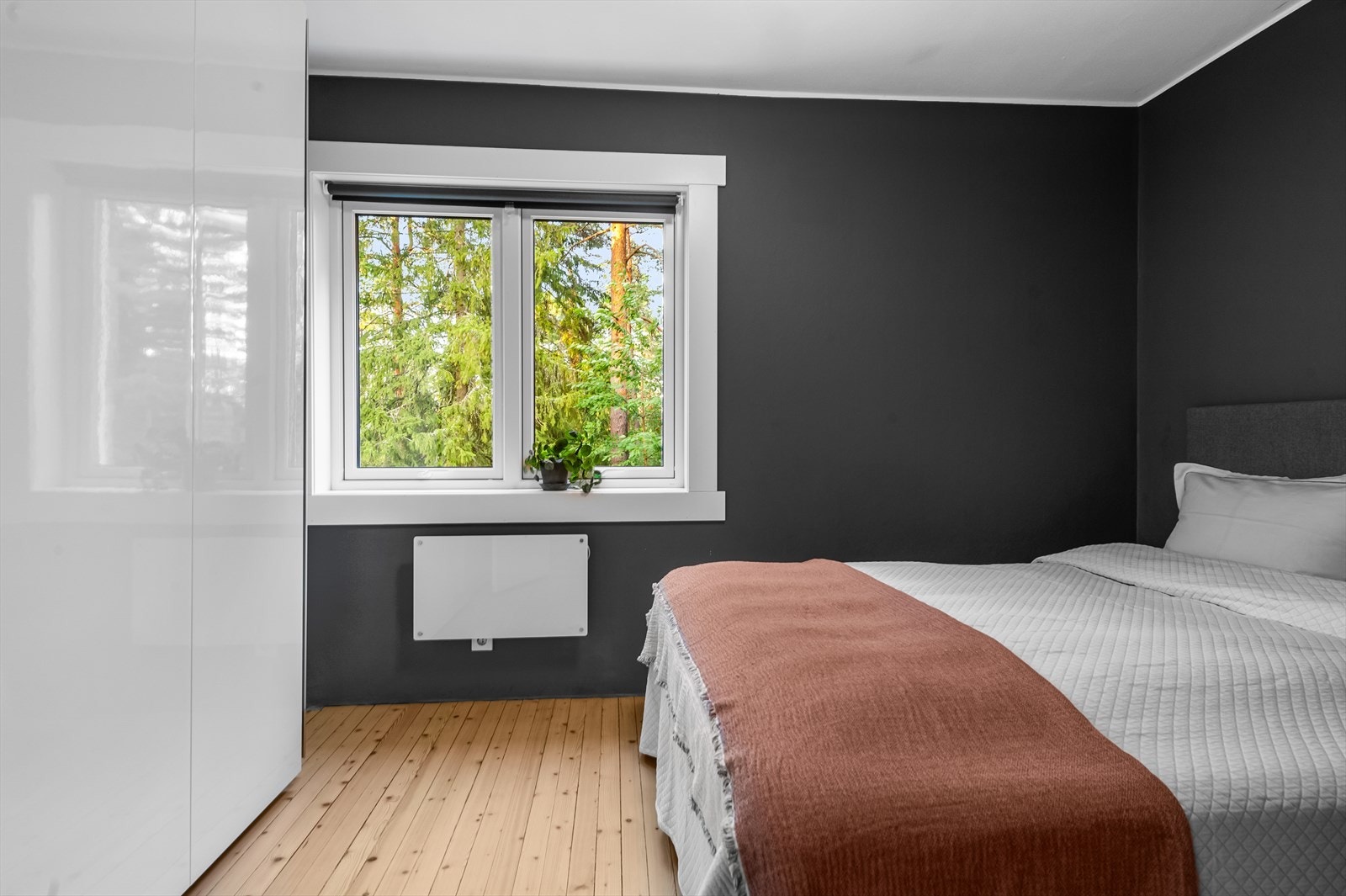 Stor skyvedørsgarderobe med gode oppbevaringsmuligheter Galleribilde