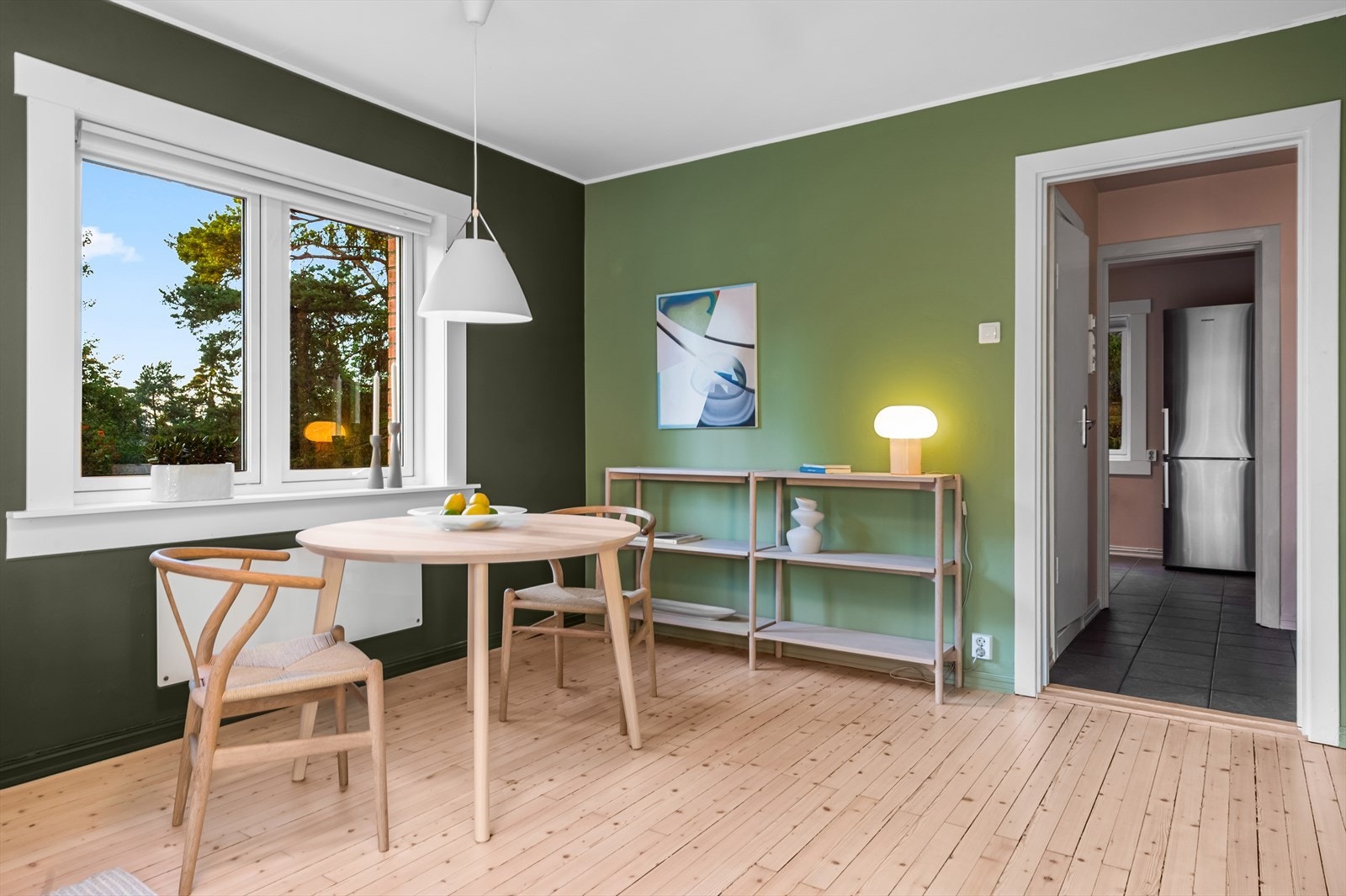Leiligheten er en hjørneleilighet og får inn lys fra flere sider Galleribilde