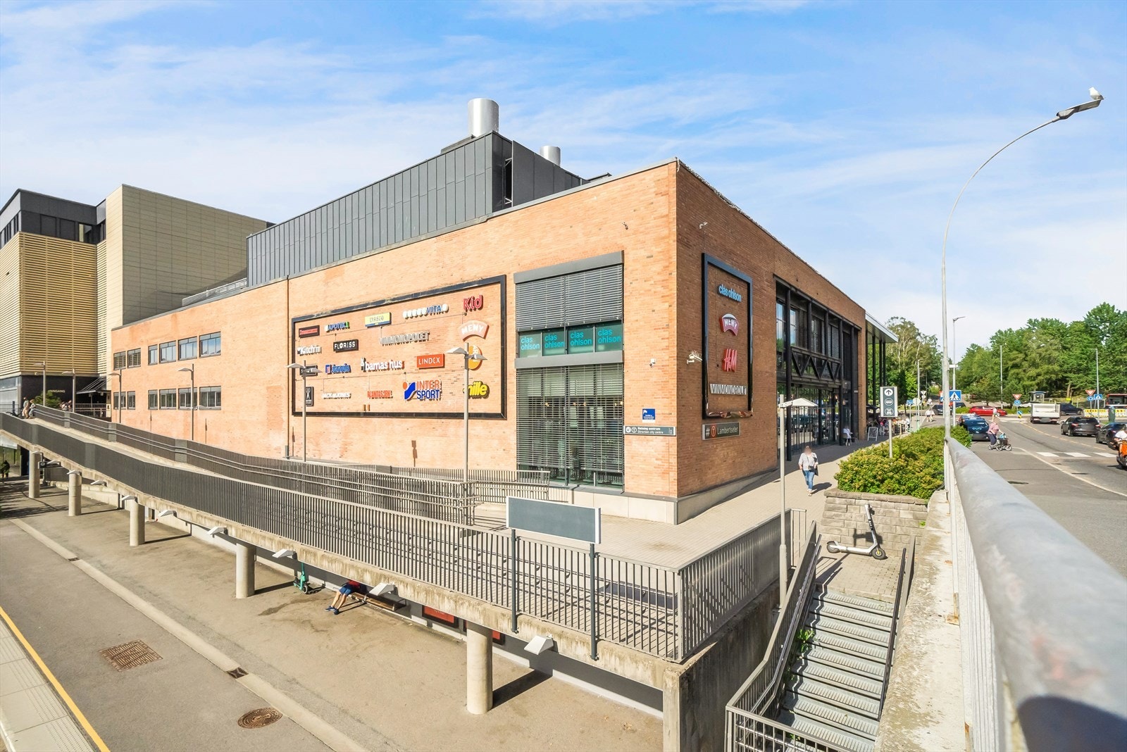 Lambertseter Senter like i nærheten av boligen. Lambertseter Senter er en av de mest populære sentrene i Oslo Galleribilde