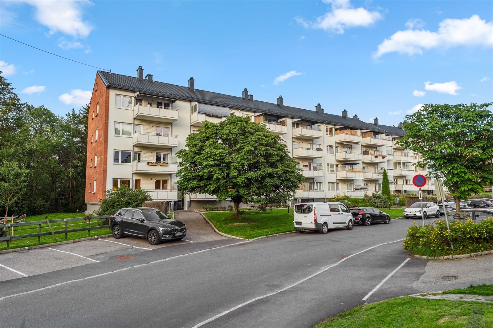 I Steinspranget 18 bor man i naturskjønne omgivelser på Lambertseter. Området er barnevennlig med mange hyggelige friarealer rett utenfor døren Galleribilde