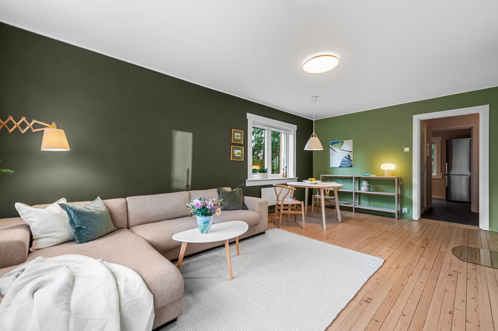 Romslig stue med plass til stor sofaløsning med tilhørende møblement, samt spisebord Galleribilde