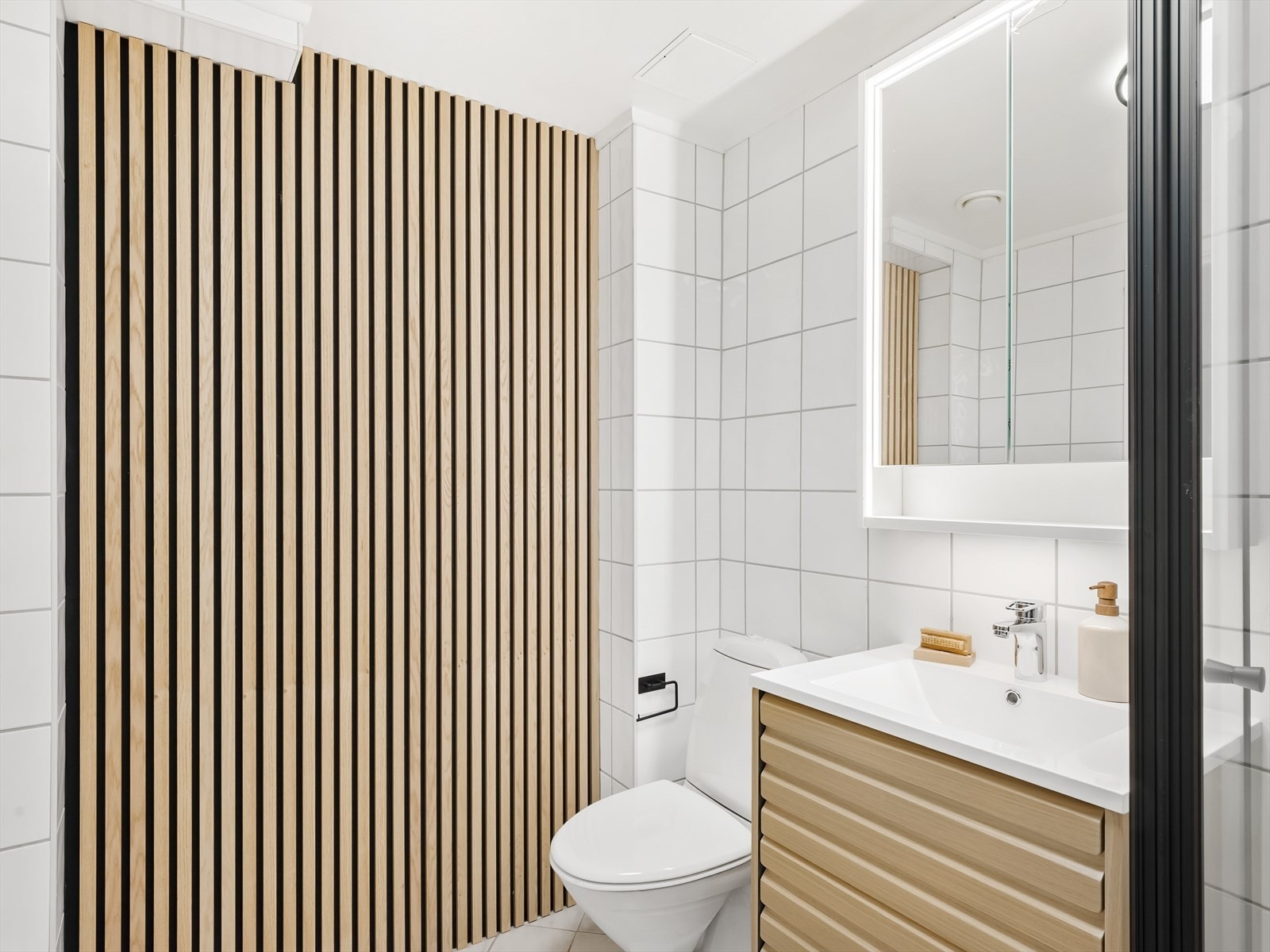 Baderom med stilig spilevegg. Galleribilde