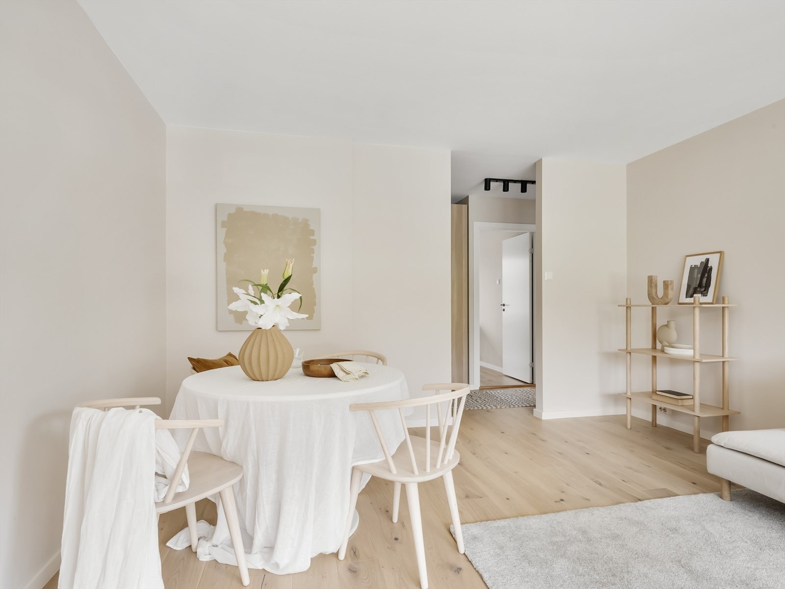 Spisekrok i stuen hvor du kan nyte et bedre måltid. Galleribilde