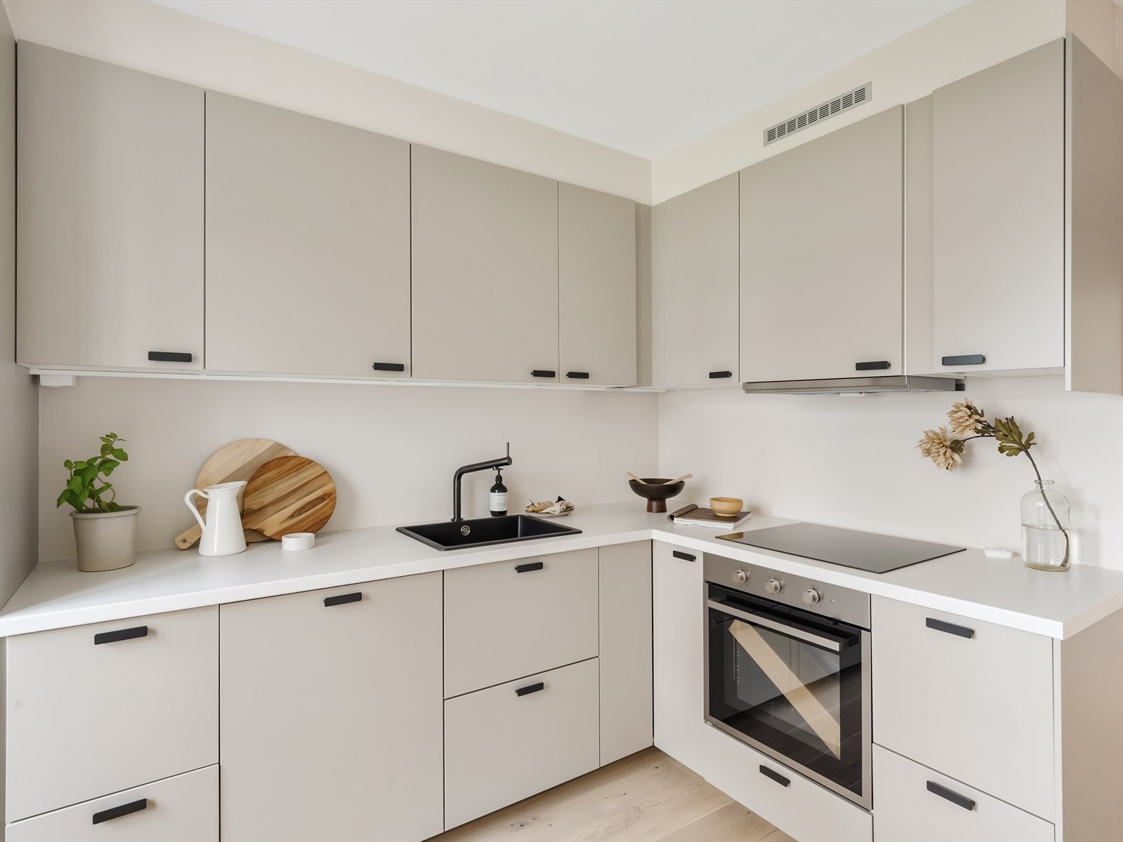 Moderne kjøkken med god benkeplass og integrerte hvitevarer. Galleribilde