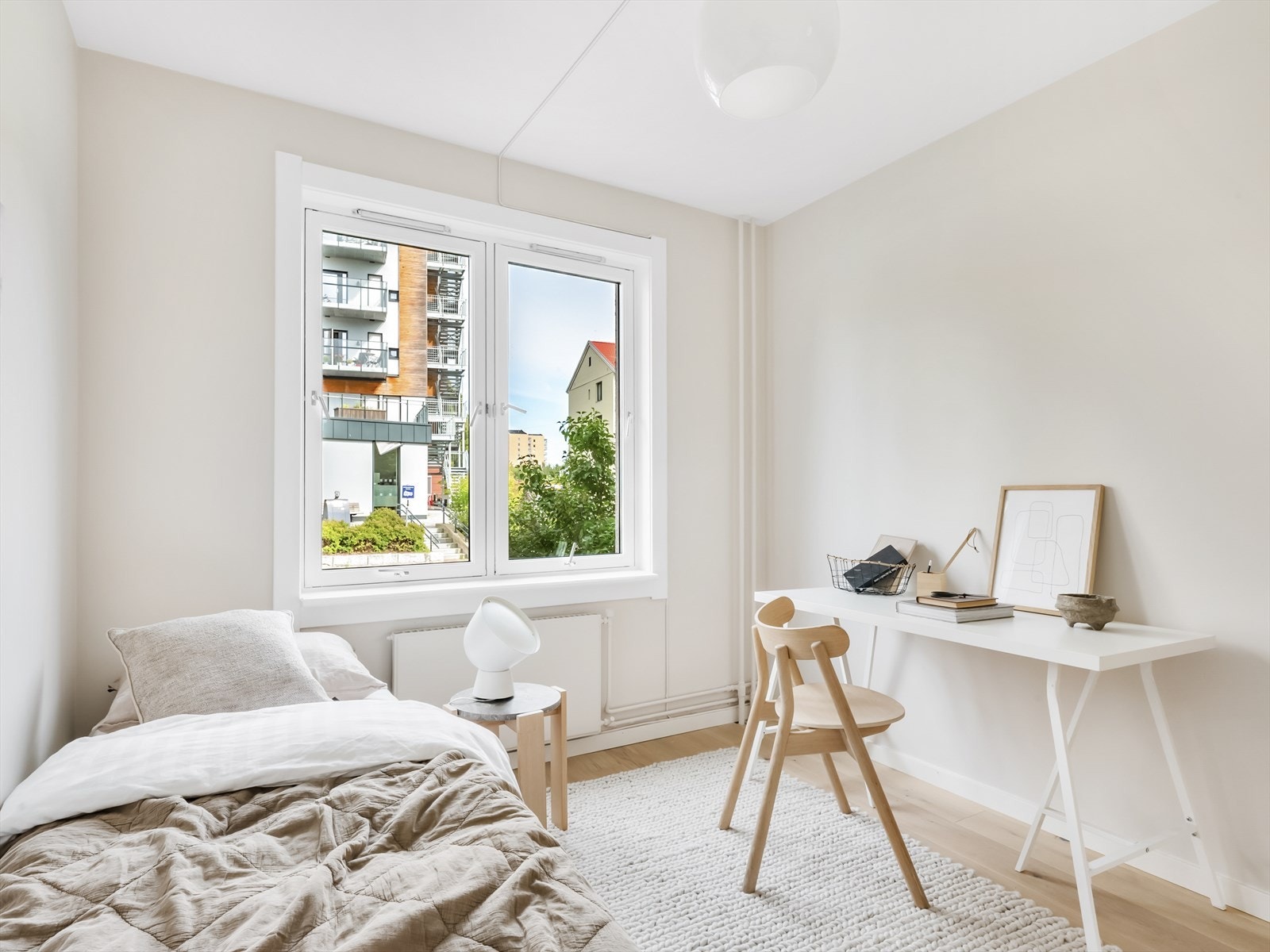 Lyst og trivelig soverom med store vinduer. Galleribilde