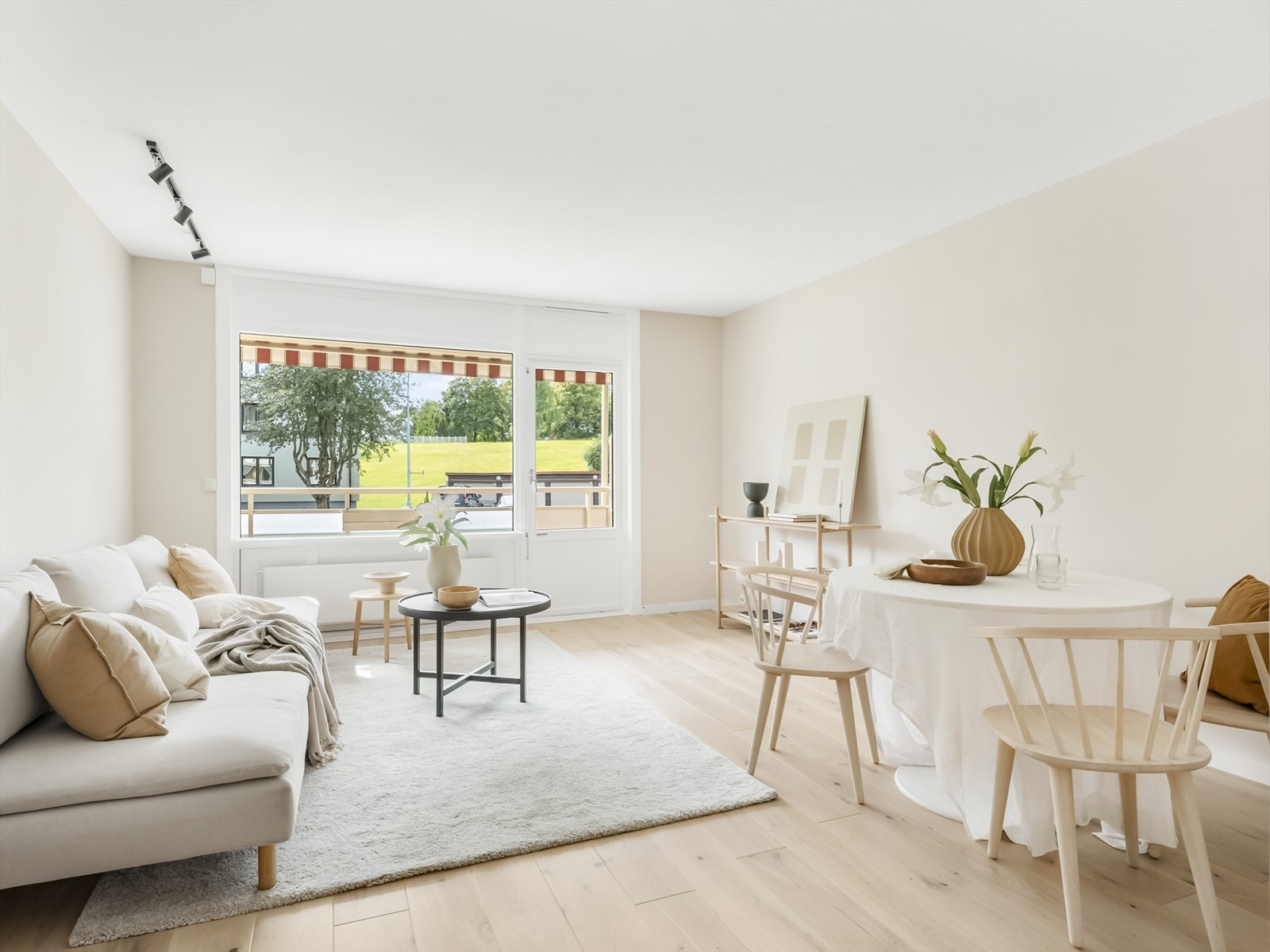 Store vindusflater slipper inn godt med dagslys. Galleribilde