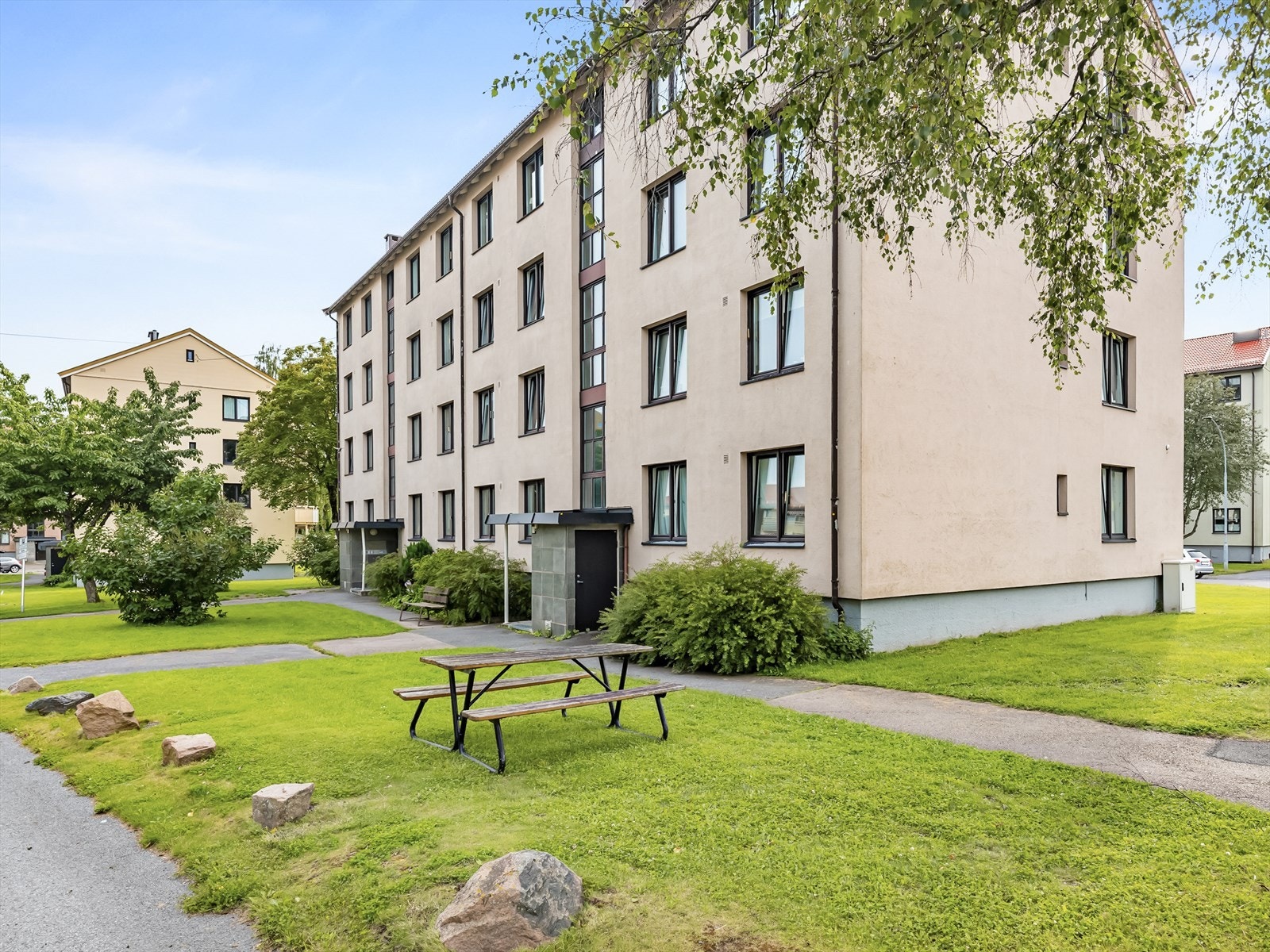 Borettslaget har pent opparbeidet tomt med plen, diverse beplantninger, lekeplass og sittegrupper, samt asfalterte gang og kjøreveier. Galleribilde