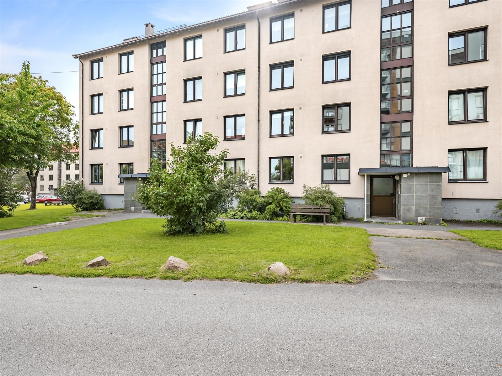 Borettslaget har 73 parkeringsplasser til leie. I tillegg er det to garasjelag i borettslaget med til sammen 72 garasjeplasser. Ledige plasser tildeles etter ventelisteprinsippet. Galleribilde