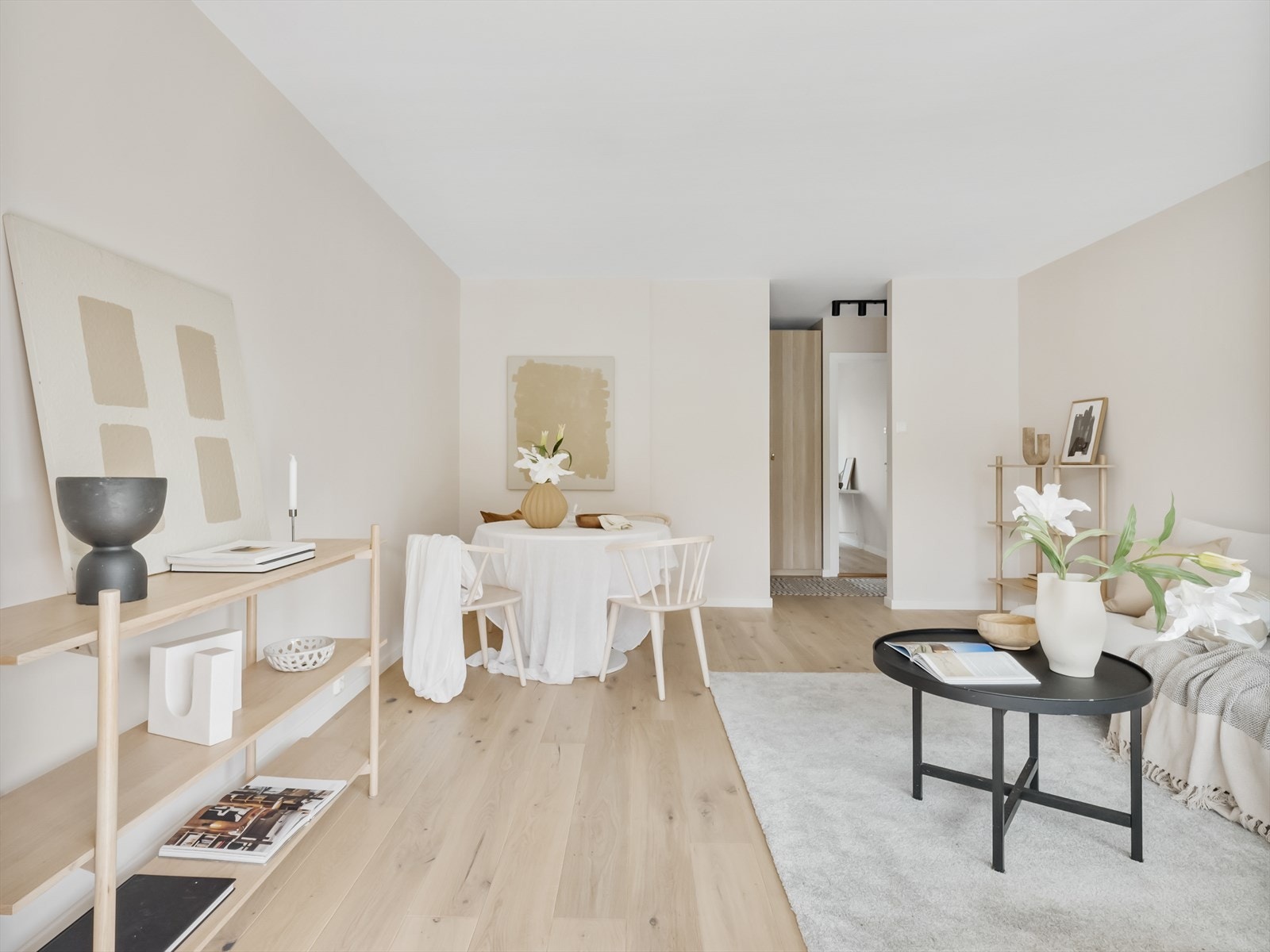 Flott stue som er malt i lys og dus farge som passer de fleste interiører. Galleribilde