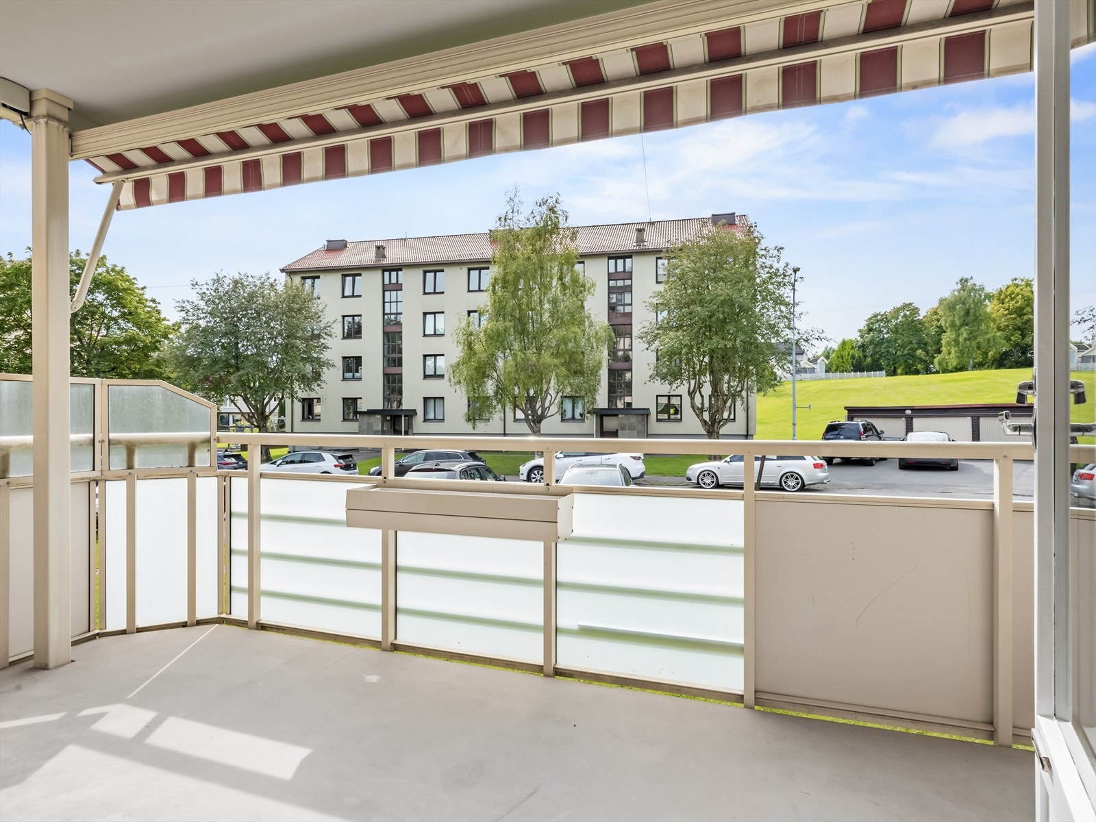 Balkongen har god plass til utemøbler og grill. Galleribilde