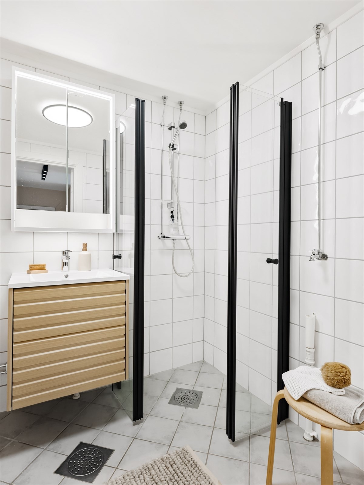 Praktisk baderom med dusjhjørne og god oppbevaringsplass. Galleribilde