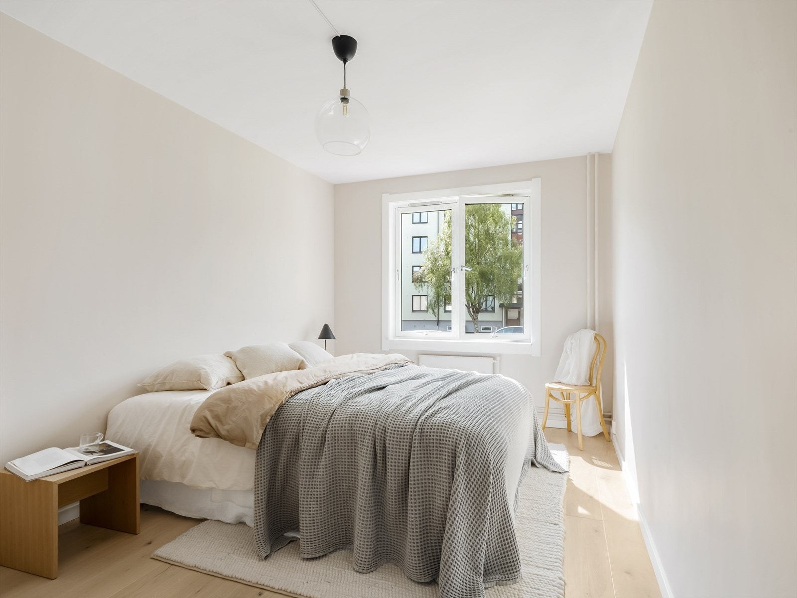 Hovedsoverom med stort vindu og garderobeløsning. Galleribilde