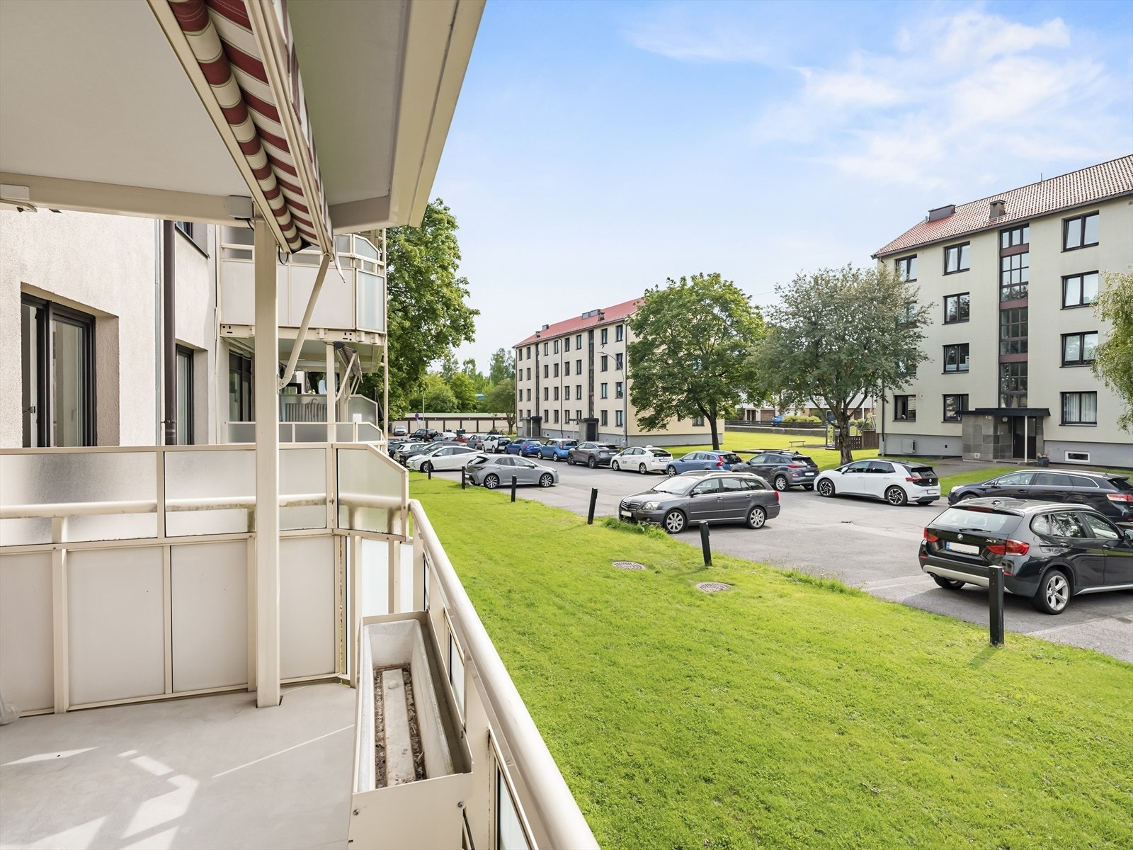 Det er montert en markise som skjermer mot sollys. Galleribilde