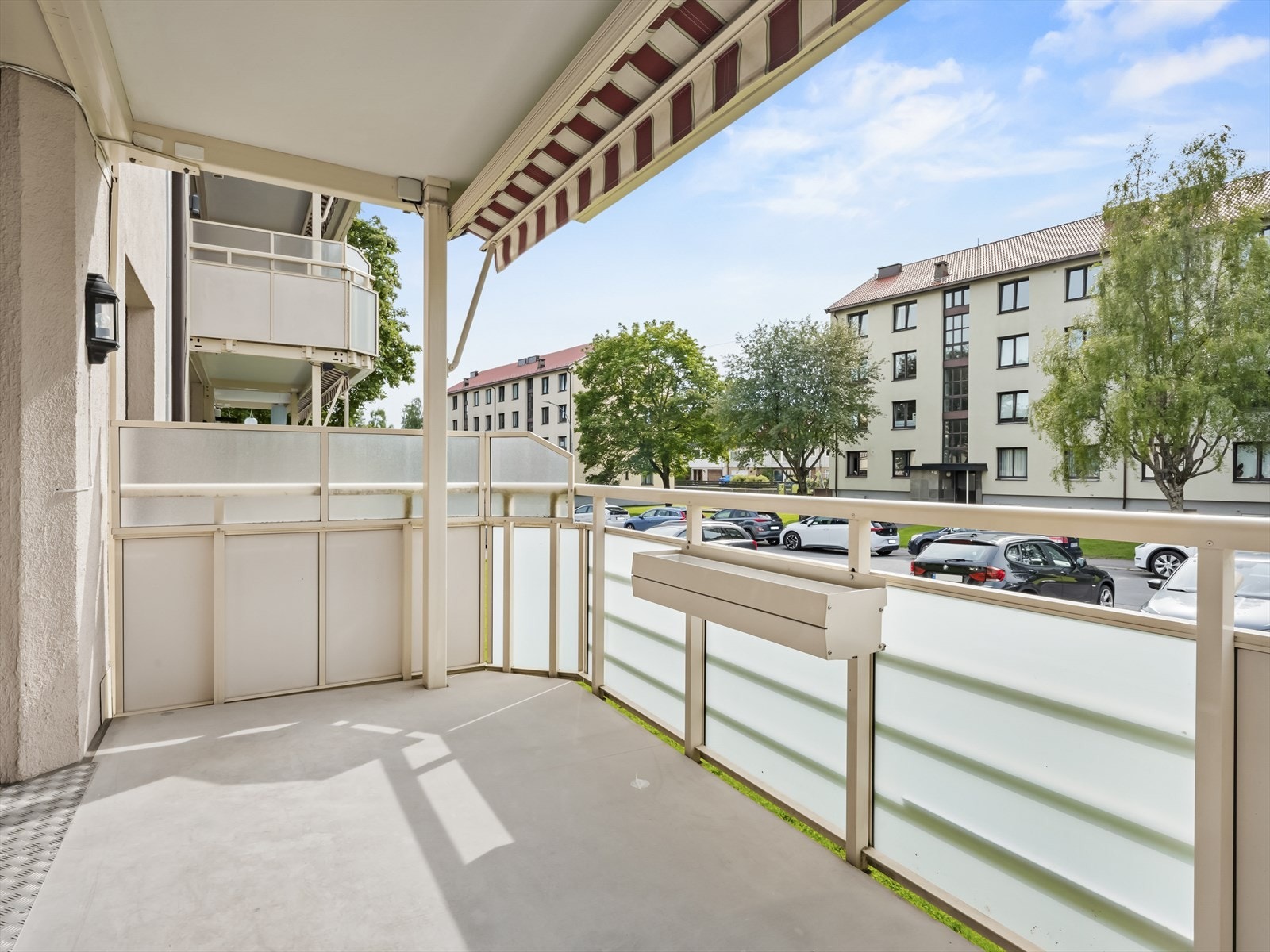 Stor balkong med utsikt over nabolaget. Galleribilde