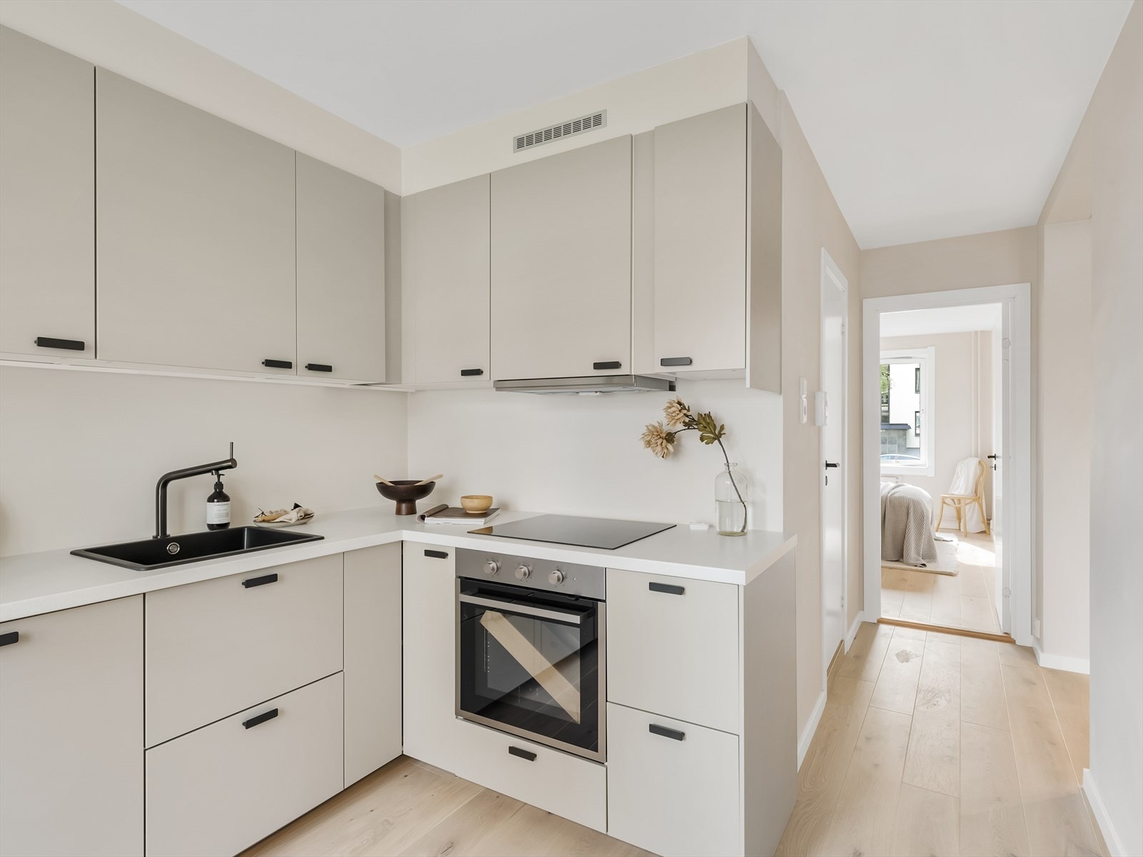 Store deler av leiligheten ble modernisert i 2024, og den fremstår som moderne og delikat. Galleribilde