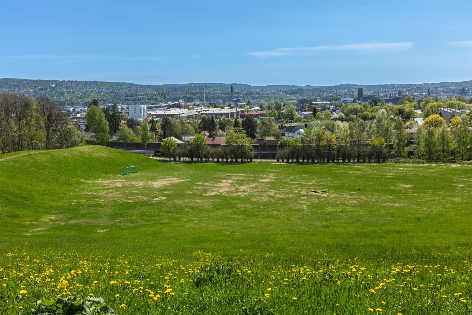 Fantastisk utsikt over byen fra nærliggende grøntområde. Galleribilde