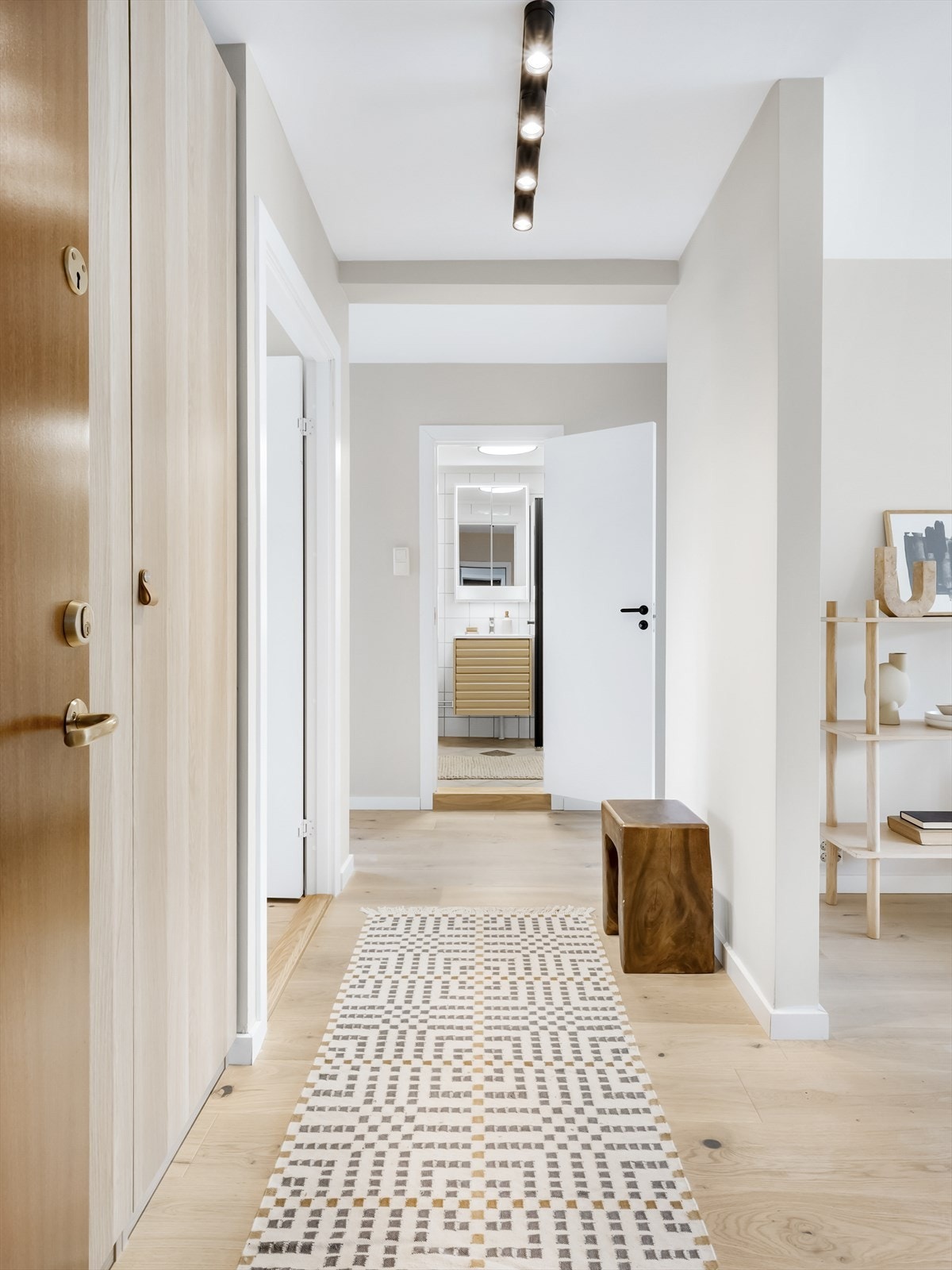 Lys entré med plass for å henge fra seg yttertøy og sette fra seg sko i garderobeskap. Galleribilde