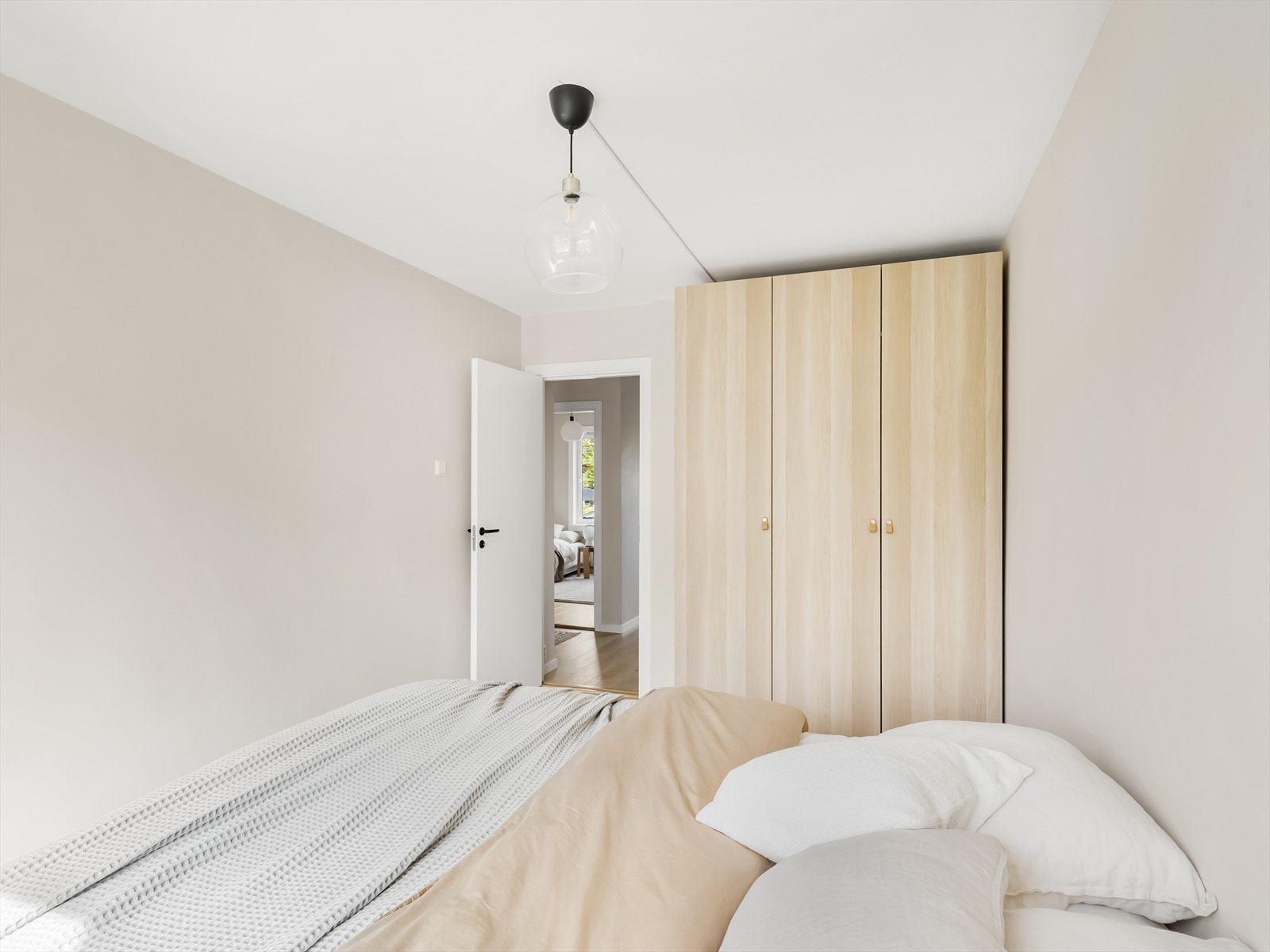Soverom med garderobeskap og plass til dobbeltseng. Galleribilde