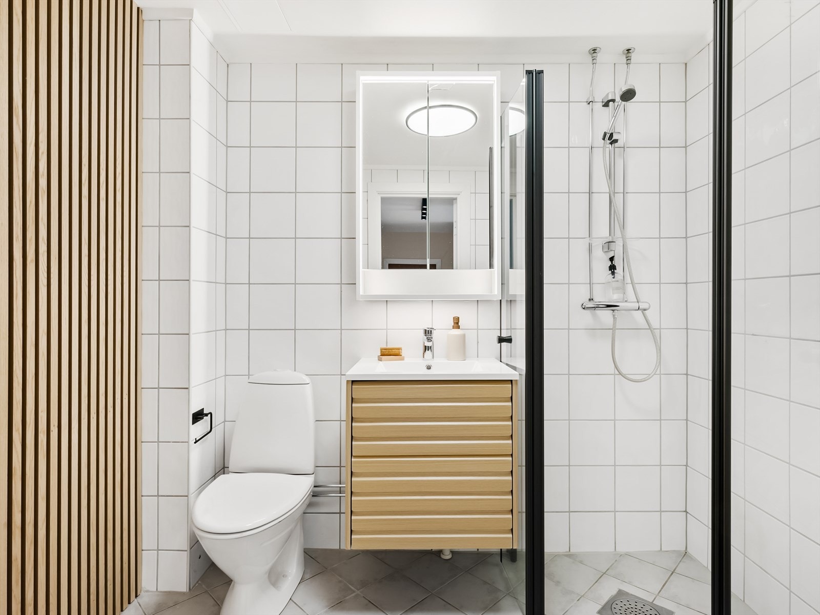 Badet ble modernisert i 2005 i regi av borettslaget, men har ny servant, servantskap, stoppekraner og dusjdører av glass fra 2024. Galleribilde