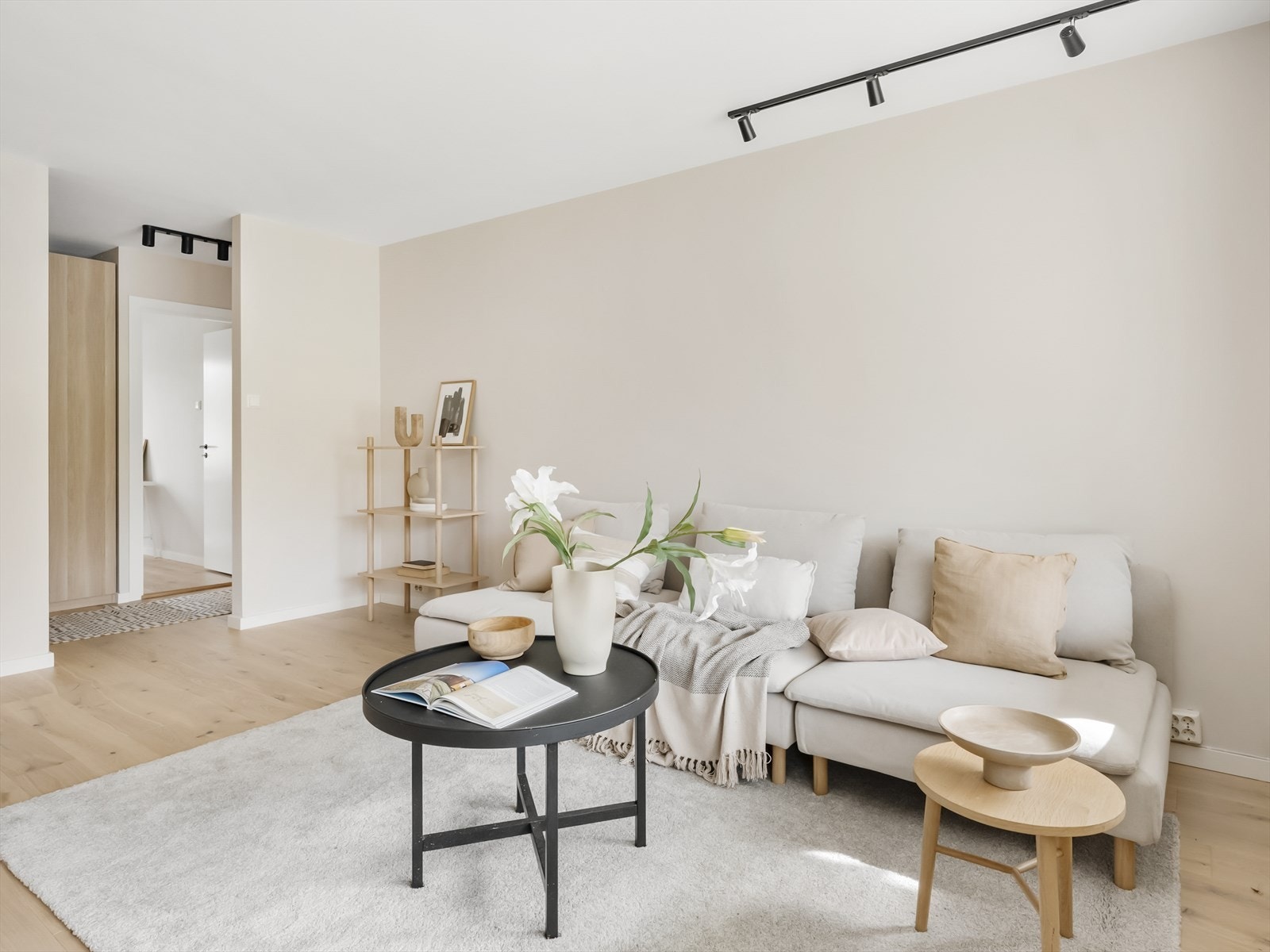 Koselig stue med plass til både sofagruppe og spisebord. Galleribilde