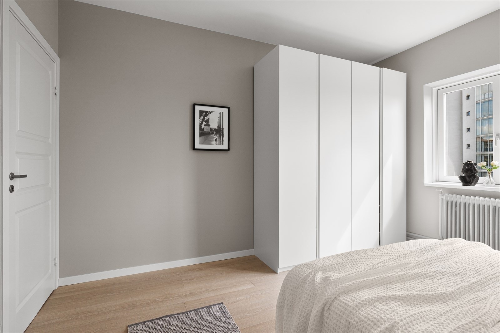 Her får man også god plass til en stor garderobeløsning Galleribilde