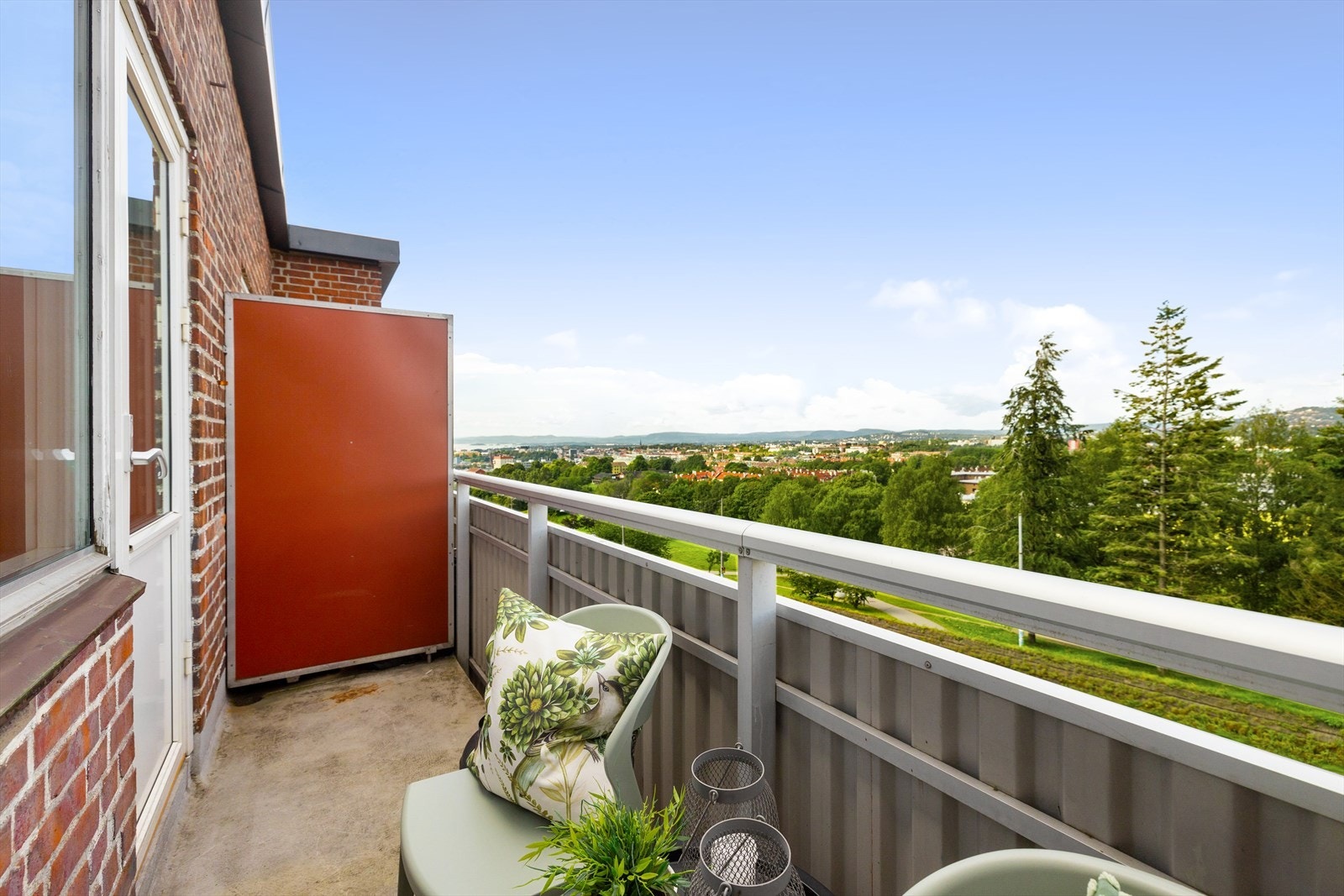 Balkongen er på 4 kvm med plass til møbler Galleribilde