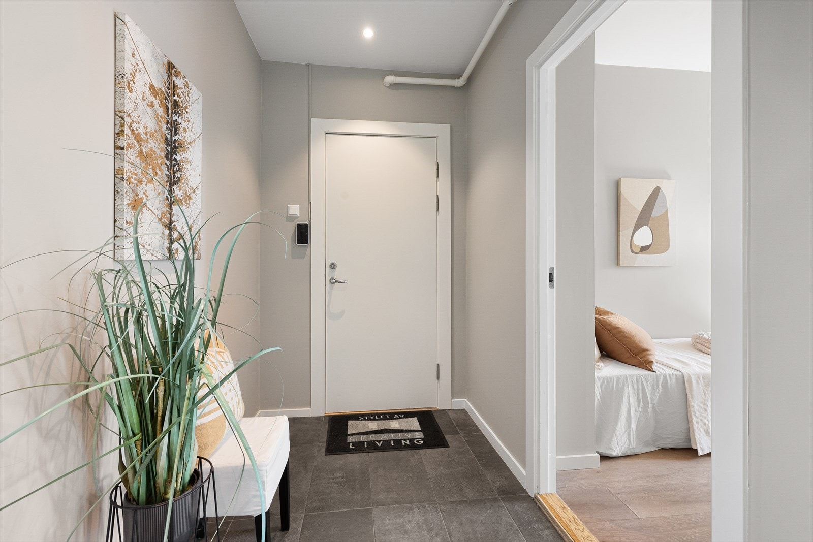 Entréen er romslig og leder inn til alle rom Galleribilde