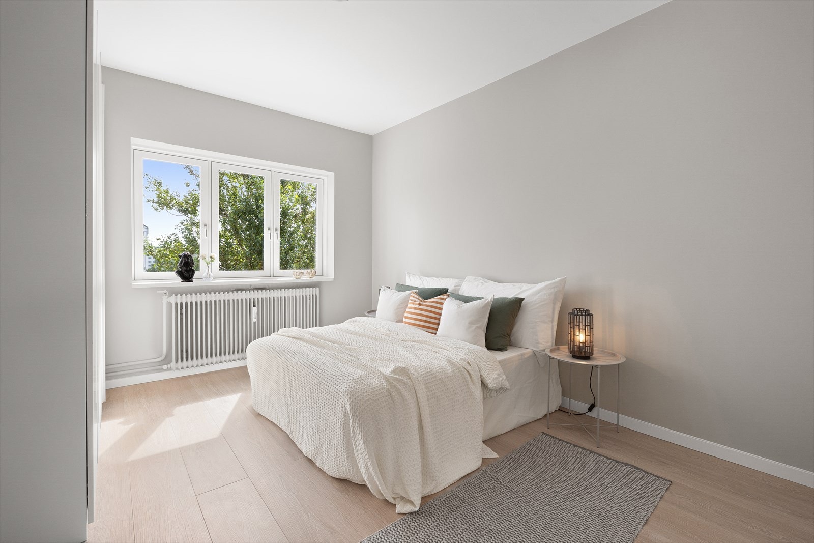 Hovedsoverommet er meget lyst og romslig med god plass til dobbeltseng Galleribilde