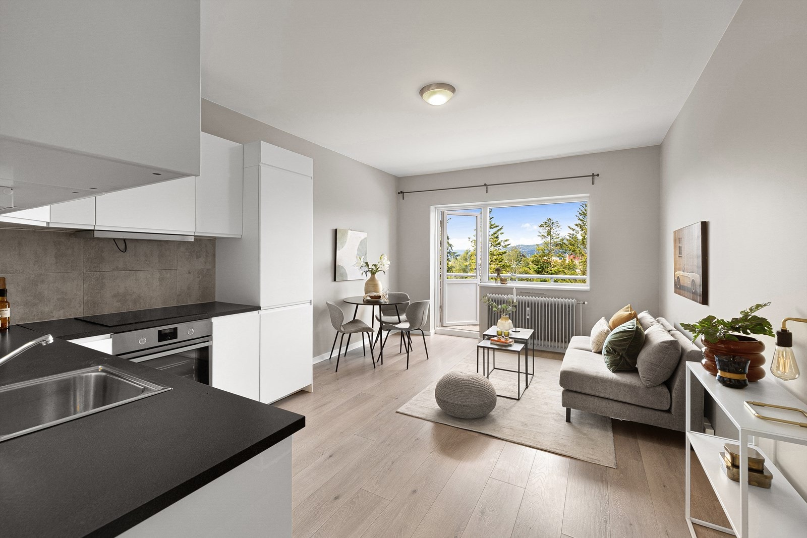 Leiligheten har en romslig stue med plass til både sofa- og spisegruppe Galleribilde