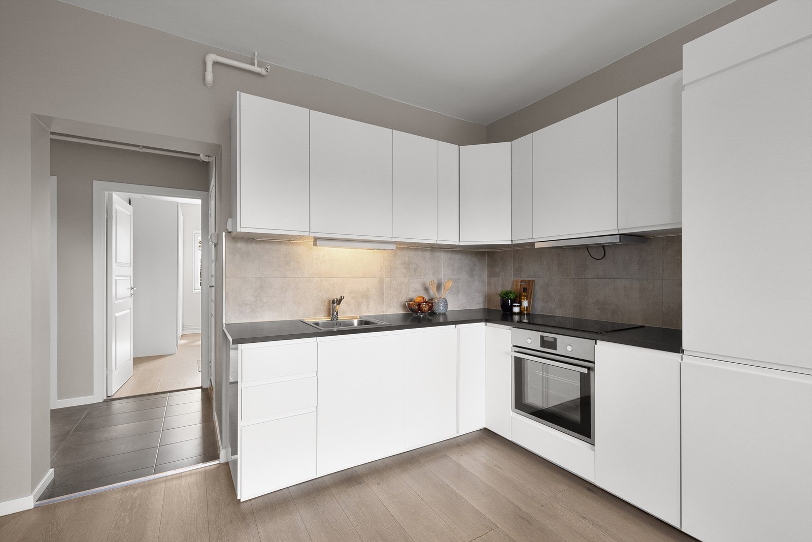 Her er det god skap- og benkeplass med integrerte hvitevarer Galleribilde