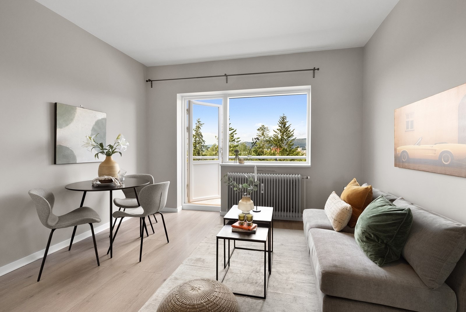 Videre er det utgang til en vestvendt balkong med god utsikt Galleribilde