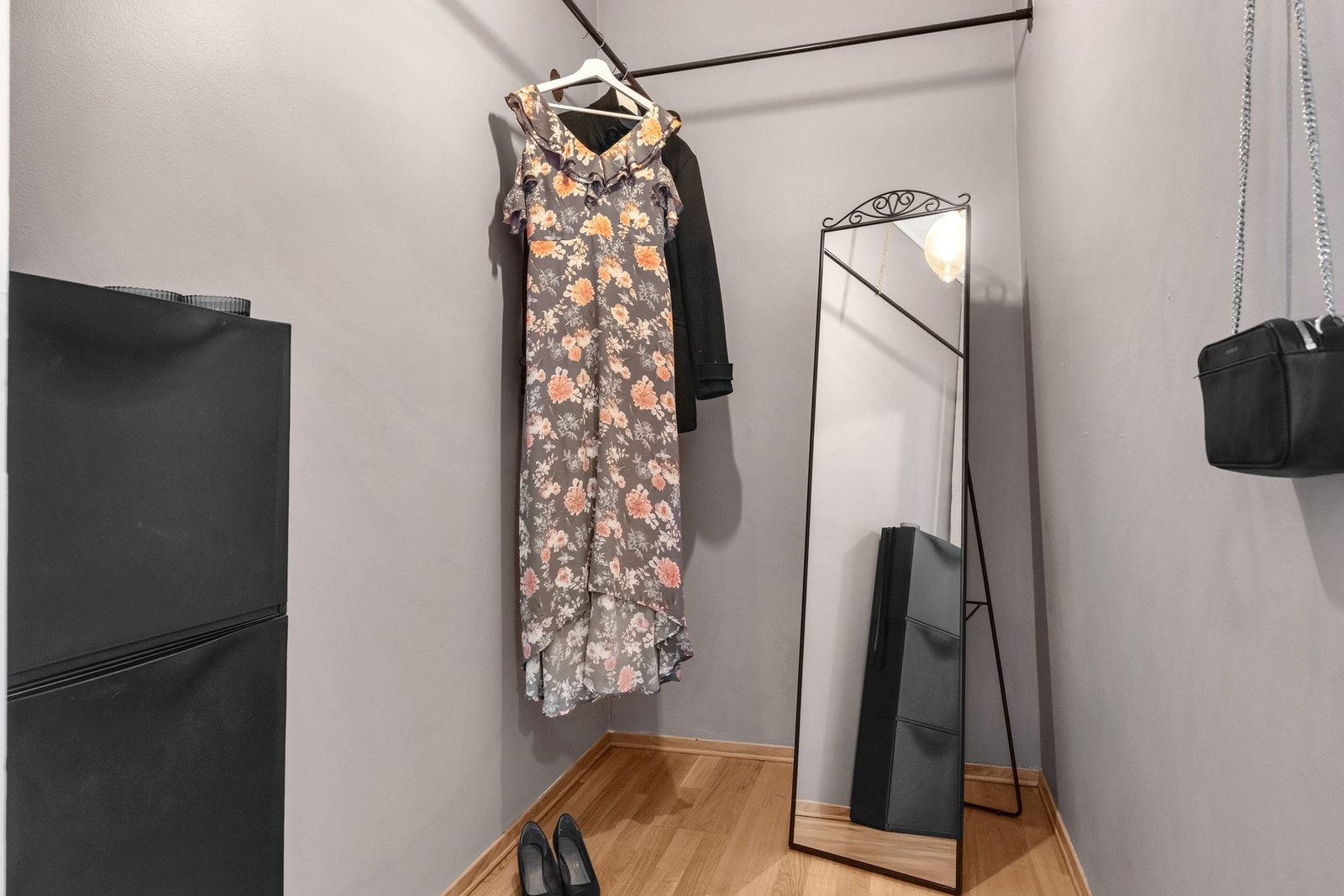 Praktisk innvendig bod ved entreen, i tillegg til ekstern bod i kjeller. Galleribilde