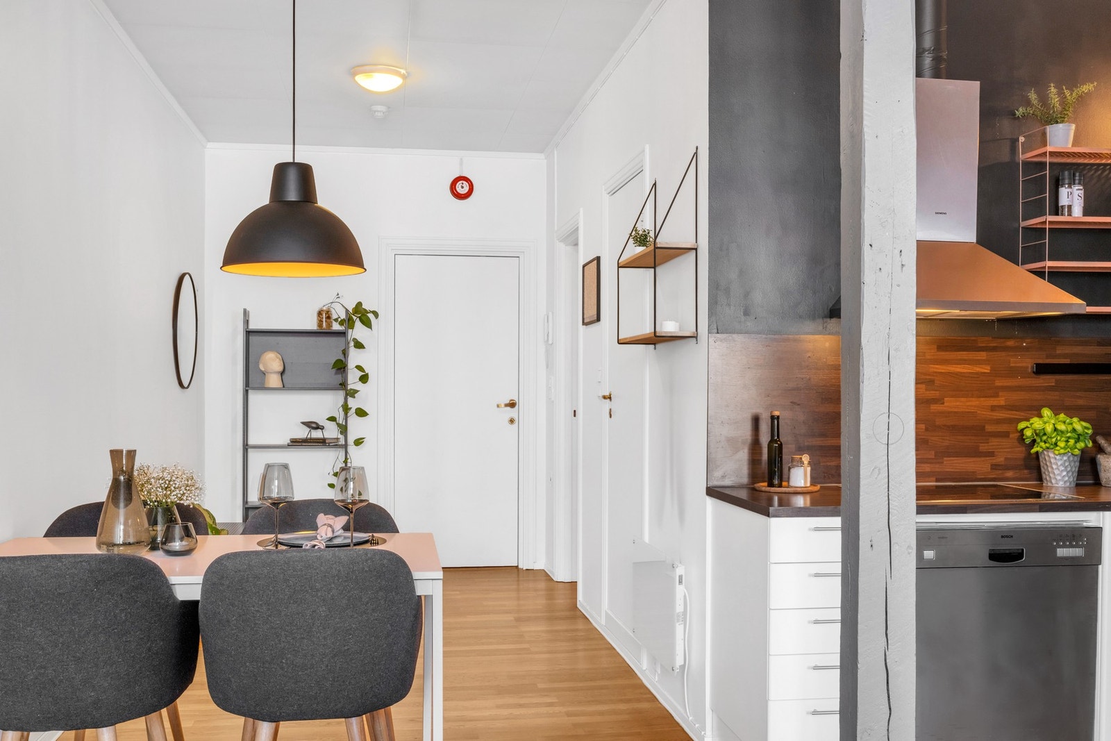 Spisebord finner en naturlig plass midt i stuen. Galleribilde