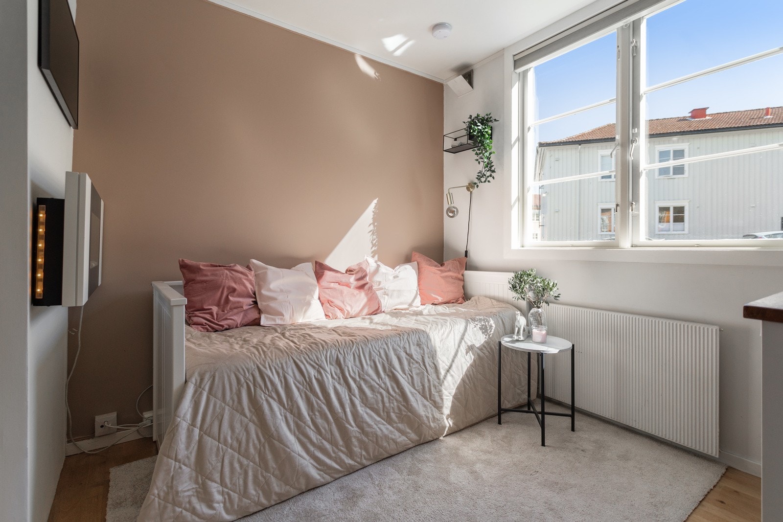 Leiligheten er i hovedsak oppvarmet med radiator tilkoblet varmesentral. Galleribilde