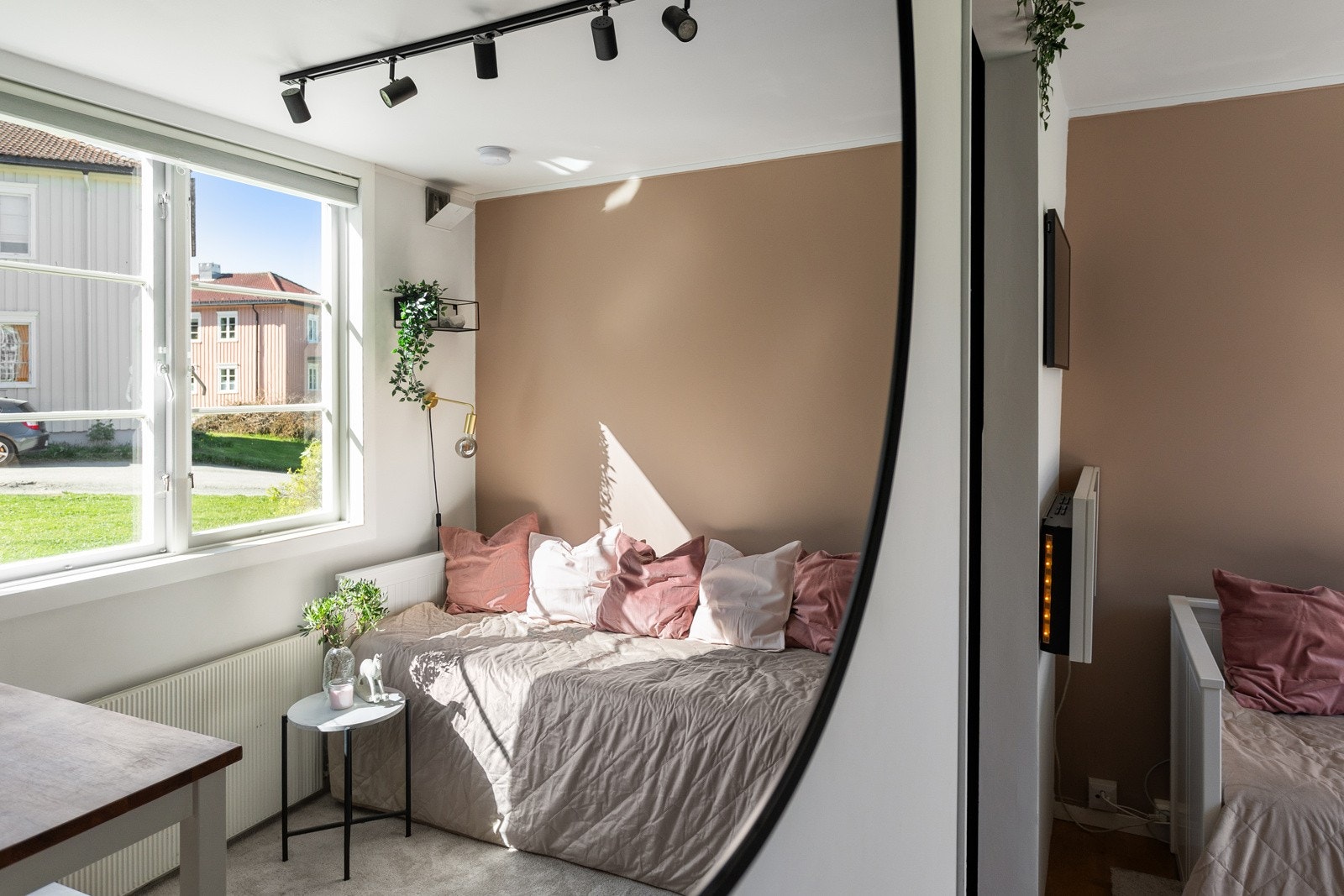 Leiligheten har store vindusflater som sørger for rikelig med naturlig lysinnslipp. Galleribilde